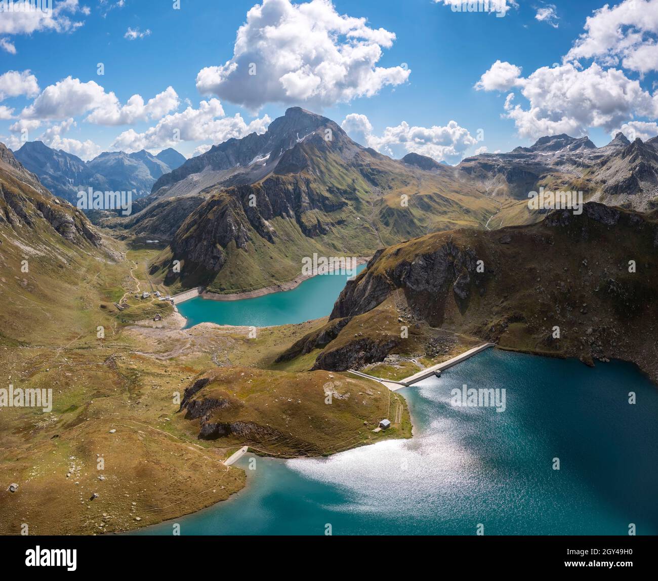 Vue sur les lacs Vannino et Sruer et les barrages près de Rifugio Margoli.Formazza, Valle Formazza, Verbano Cusio Ossola, Piémont, Italie. Banque D'Images