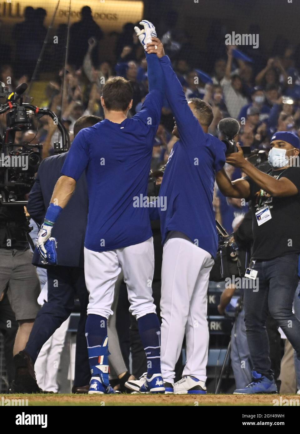 Los Angeles, États-Unis.6 octobre 2021.Dave Roberts, responsable des Dodgers de Los Angeles (R), lève le bras du joueur de gauche Chris Taylor pour fêter la victoire de Taylor lors d'une course à domicile à deux reprises au cours du neuvième repas dans un cadre sauvage qui se termine mercredi par le plus fou des matchs de jeu de cartes sauvages contre les St. Louis Cardinals au Dodger Stadium,6 octobre 2021.Les Dodgers ont battu les Cardinals pour rompre une longue cravate de 1-1 avec une victoire de 3-1.Photo de Jim Ruymen/UPI crédit: UPI/Alay Live News Banque D'Images