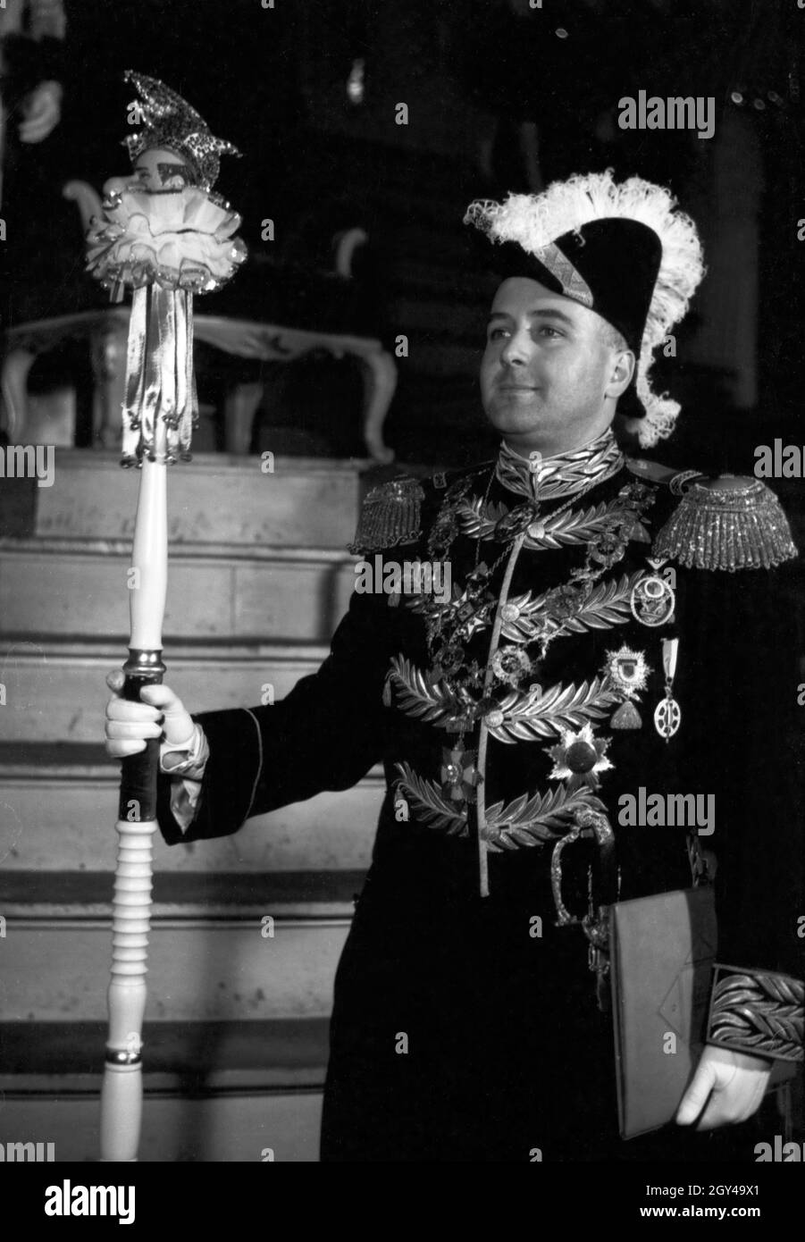 Dans Zeremonienmeister der der Fastnacht à Mayence 1938 wird auch liebevoll'Uffstumber «genannt. Le maître de cérémonie au carnaval de Mayence mène des membres actifs ou des stars de la scène. Banque D'Images