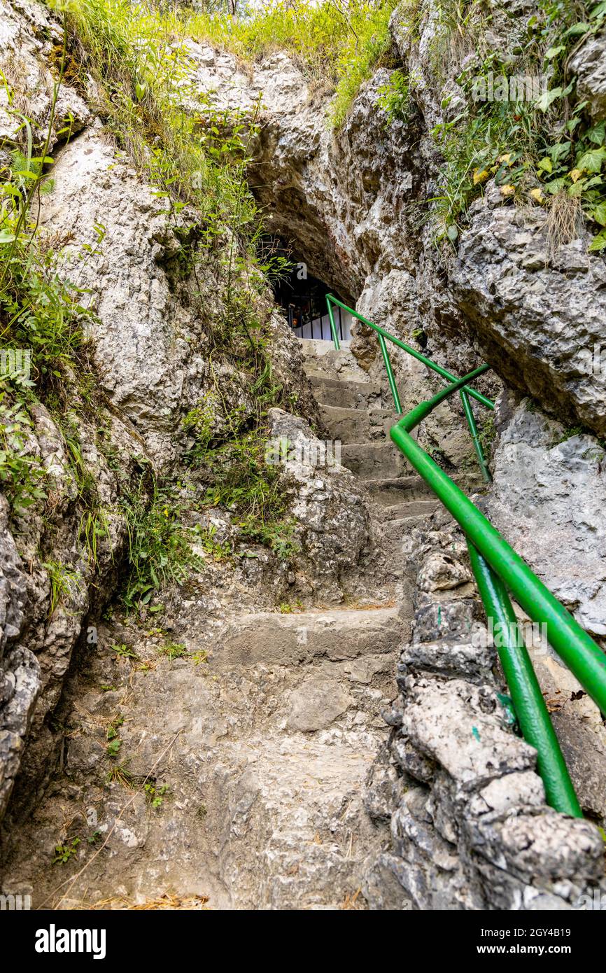 Cracovie, Pologne - 26 août 2020 : sanctuaire de la grotte de Sainte-Marie à côté de Zabi Kon et de Mnich dans la vallée Jurassic Kobylanska près de Cracovie, en Pologne Banque D'Images