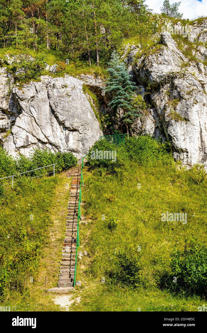 Le rocher de Zabi Kon et Mnich avec chemin vers le sanctuaire de la grotte de Sainte Marie dans la vallée de Kobylanska dans le Jura Krakowsko-Czestochowska, près de Cracovie, en Pologne Banque D'Images