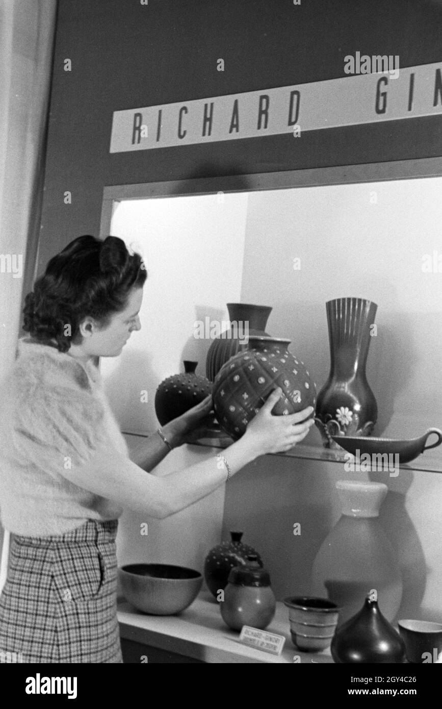 Eine der Leipziger Frühjahrsmesse Besucherin vor einem Stand der Porzellanmanufaktur Richard Ginori, Deutschland 1941. Un visiteur de la Leipziger Frühjahrsmesse devant un stand de l'usine de porcelaine Richard Ginori, Allemagne 1941. Banque D'Images