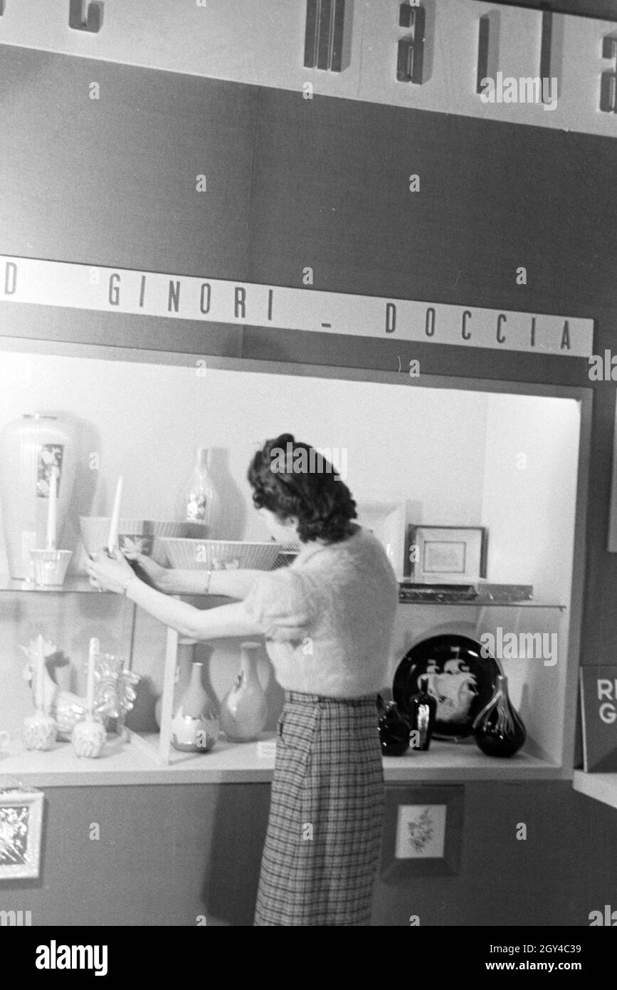 Eine der Leipziger Frühjahrsmesse Besucherin vor einem Stand der Porzellanmanufaktur Richard Ginori, Deutschland 1941. Un visiteur de la Leipziger Frühjahrsmesse devant un stand de l'usine de porcelaine Richard Ginori, Allemagne 1941. Banque D'Images