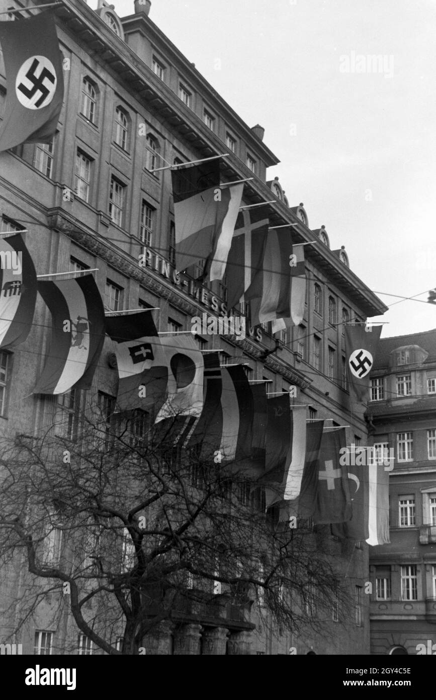 Außenansicht mit auf das Ring-Messehaus Fahnen der teilnehmenden Nationen an der Leipziger Frühjahrsmesse, Deutschland 1941. Vue extérieure de l'Ring-Messehaus avec drapeaux des nations participantes de la Leipziger Frühjahrsmesse, Allemagne 1941. Banque D'Images