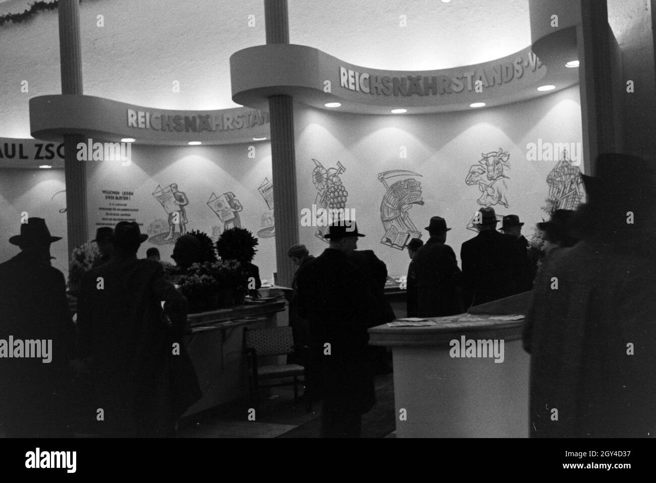 Reichsnährstand Messestände Organisation der anlässlich der Wiener Modewoche im Haus der Mode ' palais Lobkowitz', Deutschland 1940er Jahre. Un Reichsnährstand par l'organisation à l'occasion de la Wiener Modewoche dans la chambre de la mode ' palais Lobkowitz", l'Allemagne des années 40. Banque D'Images