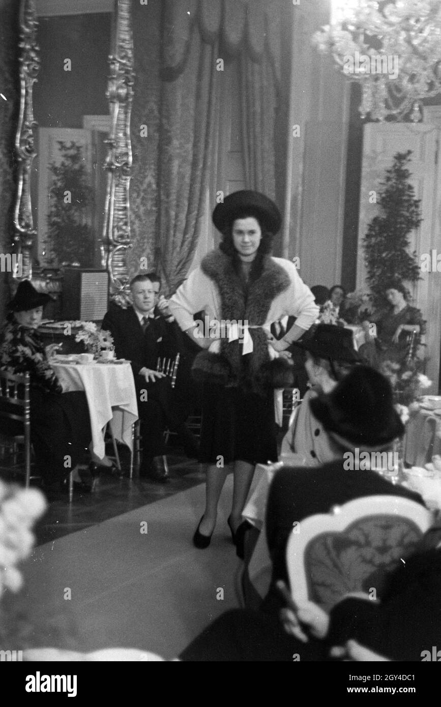 Anlässlich der Wiener Modewoche im Haus der mode ' Palais Lobkowitz' präsenoert ein Model auf dem Laufsteeg eine neue Kombination, Deutschland 1940er Jahre.A l'occasion de la semaine de la mode de Vienne dans la maison de la mode 'Palais Lobkowitz', un modèle présente une nouvelle combinaison sur le défilé de la mode, l'Allemagne des années 1940. Banque D'Images