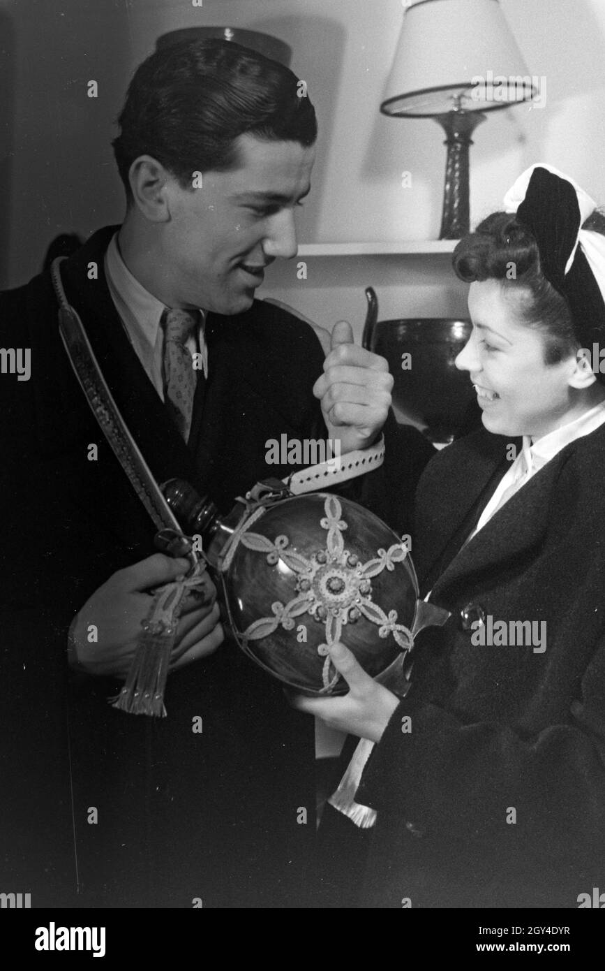 Besucher der Wiener Modewoche, im Haus der mode 'Palais Lobkowitz', betrachten ungarisches Kunsthandwerk; Deutschland 1940er Jahre.Visiteurs de la semaine de la mode de Vienne, dans la maison de la mode 'Palais Lobkowitz', regardant l'art et l'artisanat hongrois; Allemagne années 1940. Banque D'Images