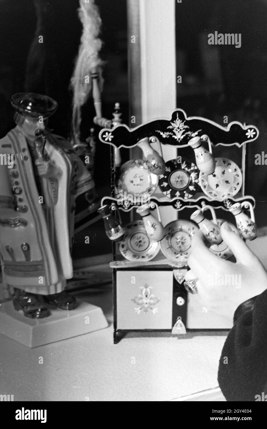 Besucher der Wiener Modewoche, im Haus der mode 'Palais Lobkowitz', betrachten ungarisches Kunsthandwerk; Deutschland 1940er Jahre.Visiteurs de la semaine de la mode de Vienne, dans la maison de la mode 'Palais Lobkowitz', regardant l'art et l'artisanat hongrois; Allemagne années 1940. Banque D'Images