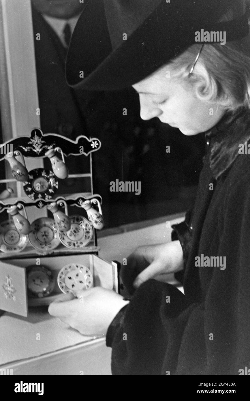 Besucher der Wiener Modewoche, im Haus der mode 'Palais Lobkowitz', betrachten ungarisches Kunsthandwerk; Deutschland 1940er Jahre.Visiteurs de la semaine de la mode de Vienne, dans la maison de la mode 'Palais Lobkowitz', regardant l'art et l'artisanat hongrois; Allemagne années 1940. Banque D'Images