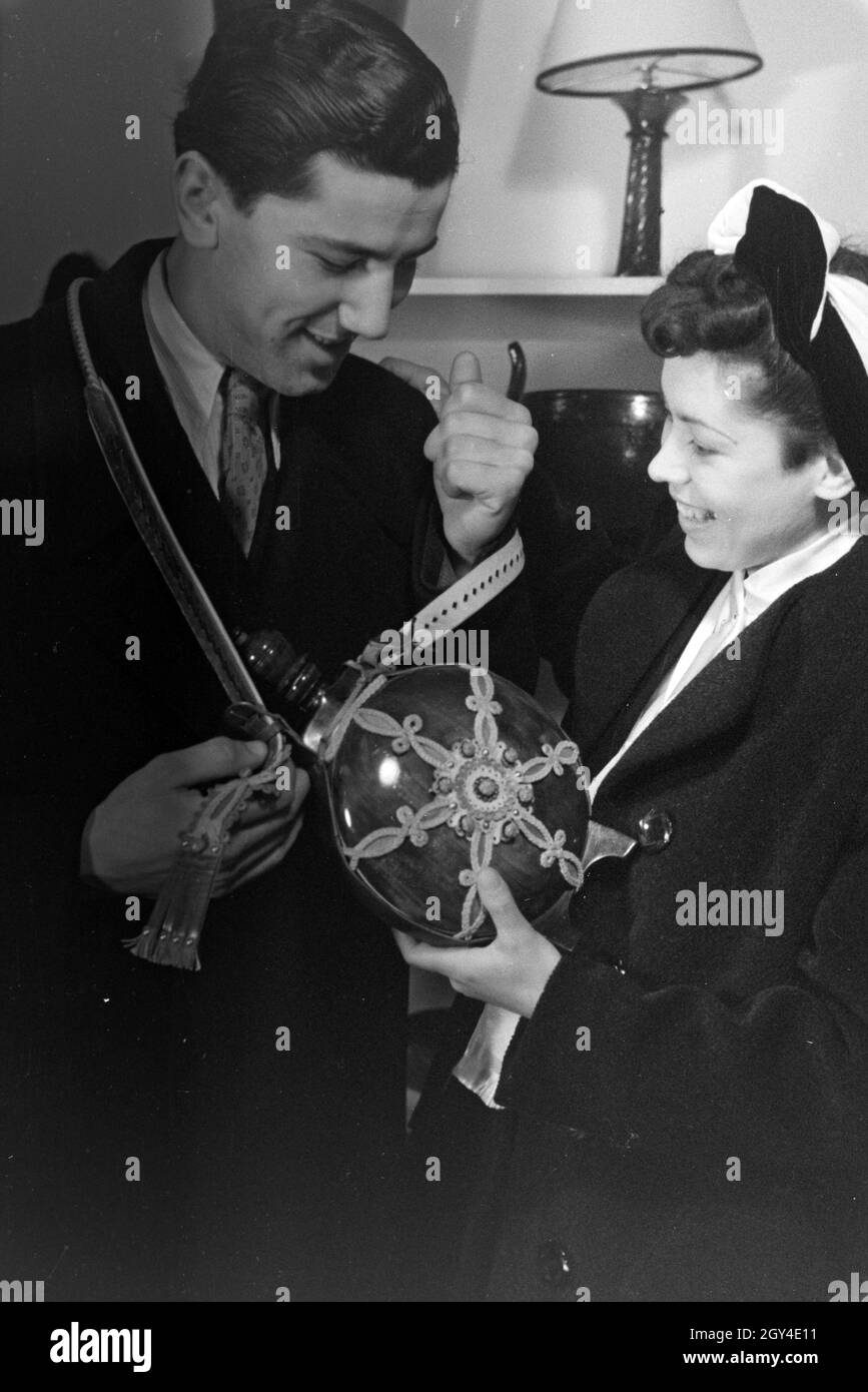 Besucher der Wiener Modewoche, im Haus der mode 'Palais Lobkowitz', betrachten ungarisches Kunsthandwerk; Deutschland 1940er Jahre.Visiteurs de la semaine de la mode de Vienne, dans la maison de la mode 'Palais Lobkowitz', regardant l'art et l'artisanat hongrois; Allemagne années 1940. Banque D'Images