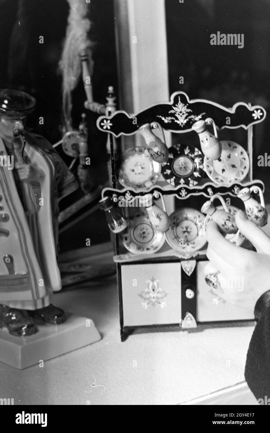 Besucher der Wiener Modewoche, im Haus der mode 'Palais Lobkowitz', betrachten ungarisches Kunsthandwerk; Deutschland 1940er Jahre.Visiteurs de la semaine de la mode de Vienne, dans la maison de la mode 'Palais Lobkowitz', regardant l'art et l'artisanat hongrois; Allemagne années 1940. Banque D'Images