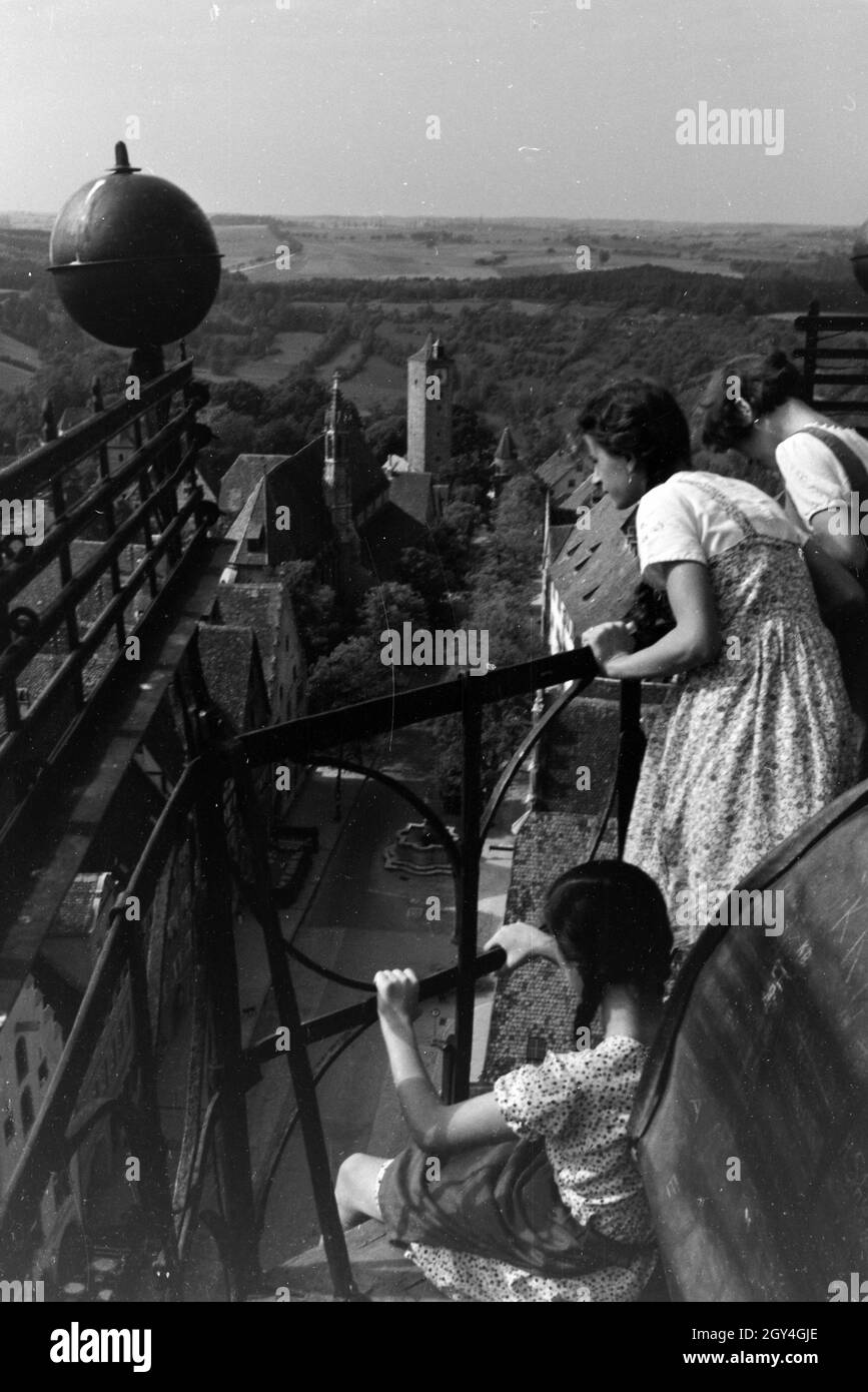 Der höchste Turm des Rathauses bietet einen ausgezeichneten Blick über die gesamte Innenstadt von Rothenburg ob der Tauber und die umliegende Naturlandschaft, Deutschland 1930 er Jahre. La plus haute tour de la mairie présente une excellente vue sur le centre-ville entière et les paysages naturels de Rothenburg ob der Tauber, Allemagne 1930. Banque D'Images