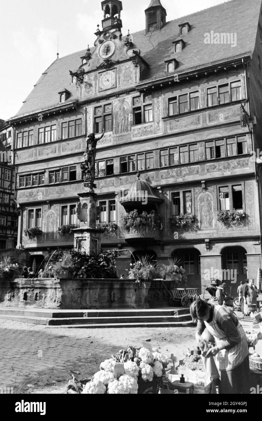 Der Gemüsemarkt vor dem Rathaus mit er astronomischen Uhr am Marktplatz von Tübingen, Deutschland 1930er Jahre.Le marché aux légumes en face de l'hôtel de ville avec l'horloge astronomique sur la place du marché à Tübingen, Allemagne des années 1930. Banque D'Images