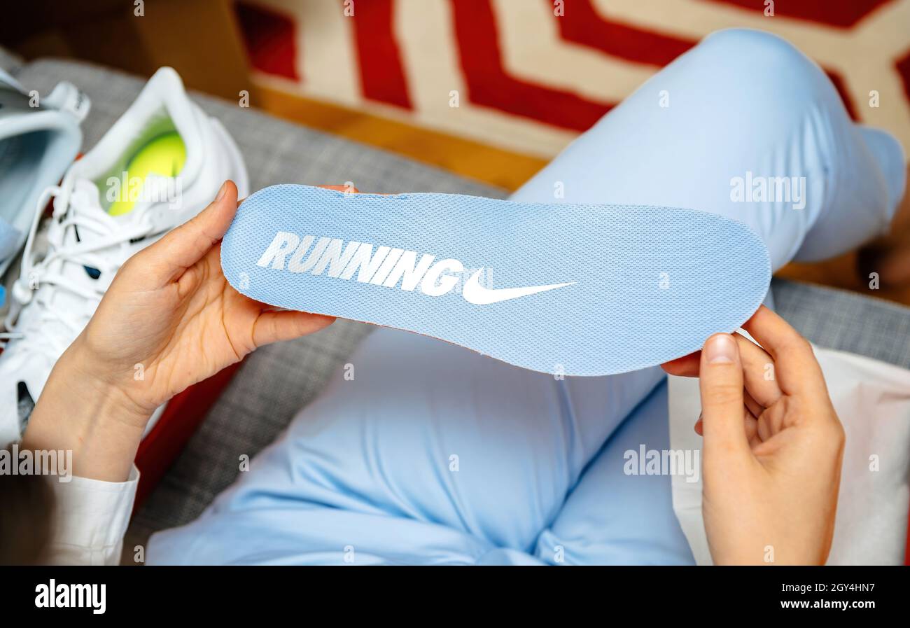 Vue en hauteur de la main d'une femme tenant la nouvelle semelle de chaussure  Nike de course à pied de couleur bleue Photo Stock - Alamy