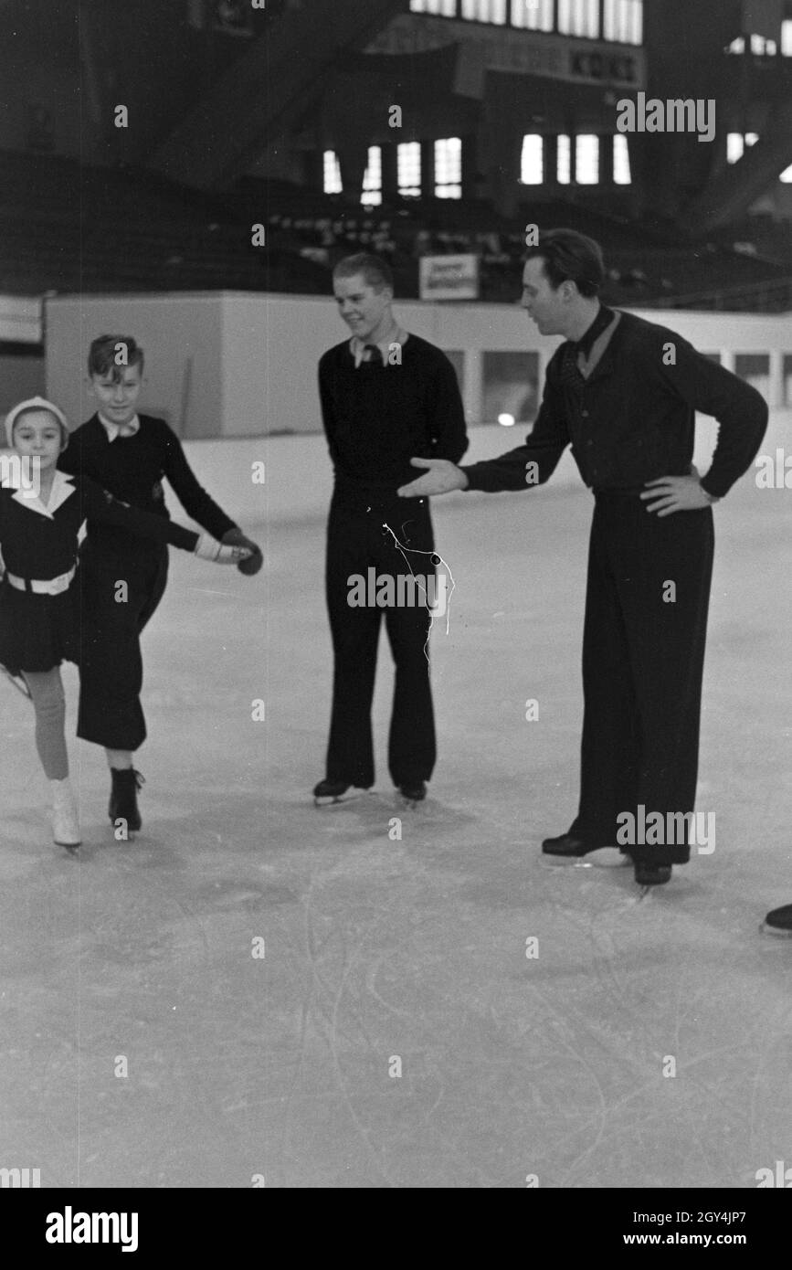 Eiskunstläufer Olympiasieger und der Karl Schäfer beim Training von der Gruppe Hitlerjugend einem Dortmunder Eisstadion, Deutschland 1930er Jahre. Le figureskater et champion olympique autrichien Karl Schäfer lors d'une formation d'un groupe de membres de la jeunesse hitlérienne dans un stade de glace à Dortmund, Allemagne, 1930. Banque D'Images