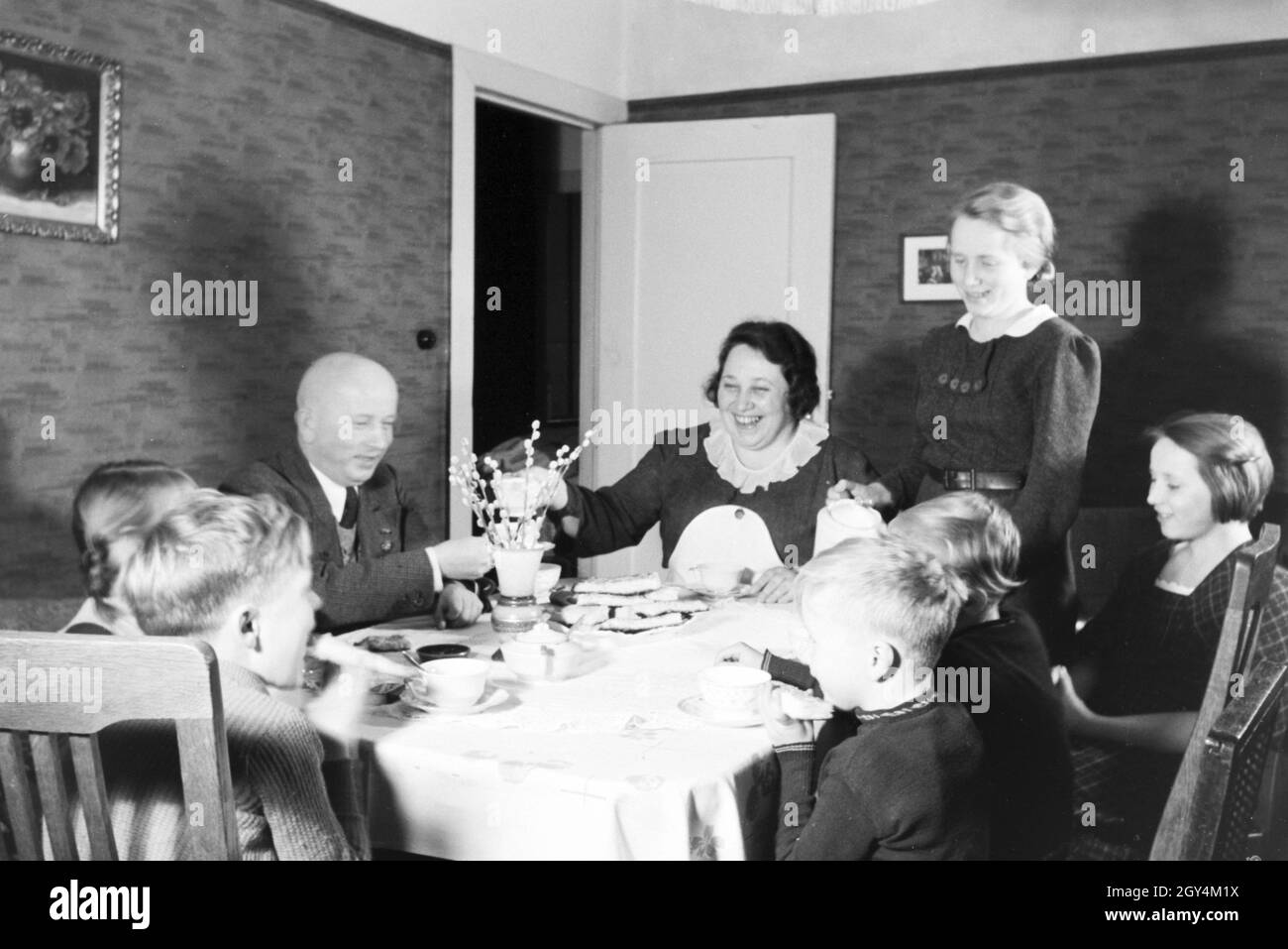 Mitglieder von kinderreichen Familie bei Kaffe und Kuchen, Deutsches Reich 1930er Jahre. Membres d'une famille élargie le café et gâteau, Allemagne 1930. Banque D'Images