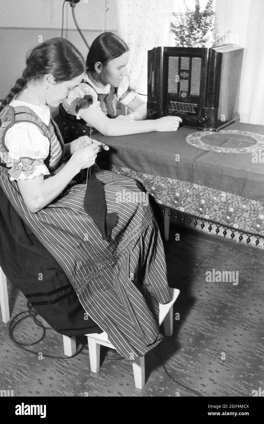 Stickerinnen Schlesische bei der Arbeit, Schönwald dans donnée, Deutsches Reich 1930 er Jahre. Travail des brodeuses de Silésie, Schönwald en Haute-silésie, Allemagne 1930. Banque D'Images