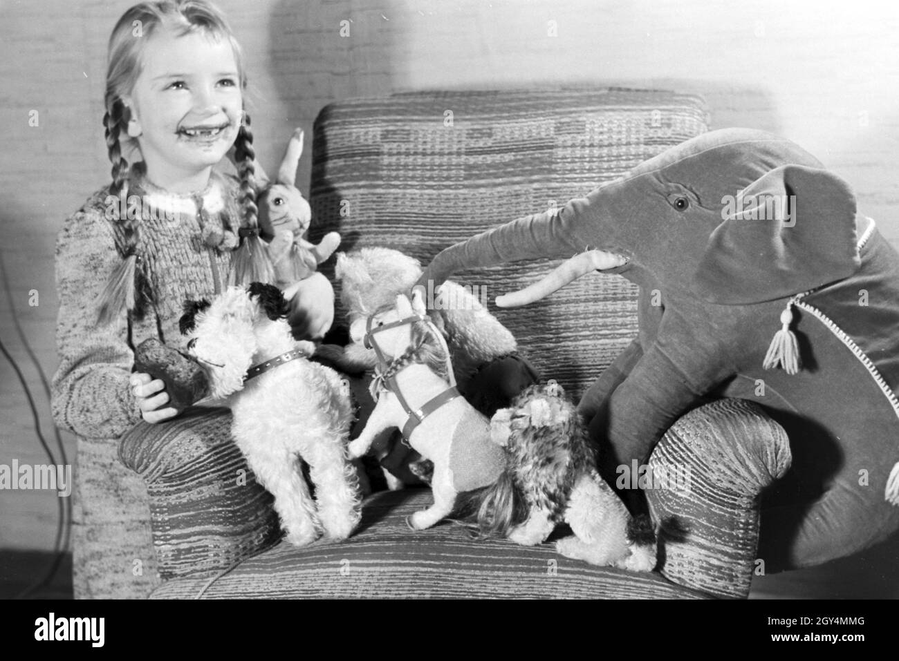 Ein Mädchen isst Liegnitzer Bomben, Deutsches Reich 1930er Jahre. Un girl eating Liegnitzer Bomben, Allemagne 1930. Banque D'Images