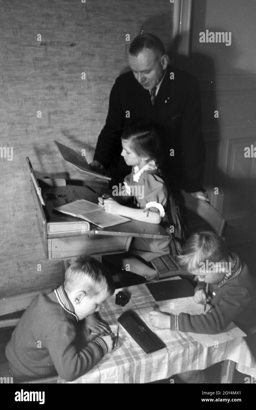 Mitglieder von sich gegenseitig kinderreichen Familie helfen, Deutsches Reich 1930er Jahre. Membres d'une famille élargie s'aider les uns les autres, l'Allemagne des années 1930. Banque D'Images