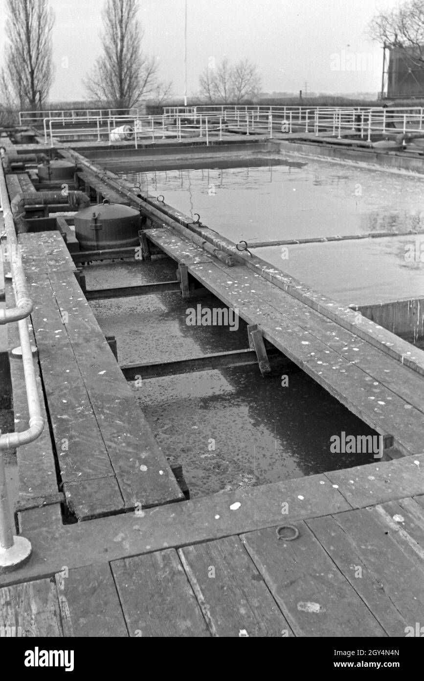 Sickergruben Faulbecken und einem Klärwerk, 1930er Jahre Deutschland. L'absorption des puits et réservoirs de l'autoclave à une station d'épuration, de l'Allemagne des années 1930. Banque D'Images