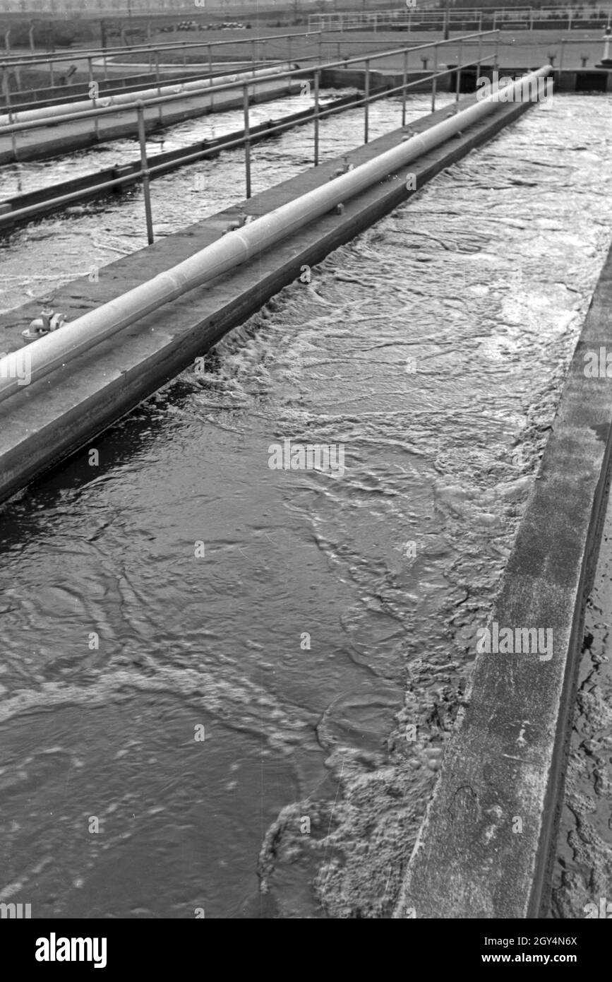 Sickergruben Faulbecken und einem Klärwerk, 1930er Jahre Deutschland. L'absorption des puits et réservoirs de l'autoclave à une station d'épuration, de l'Allemagne des années 1930. Banque D'Images