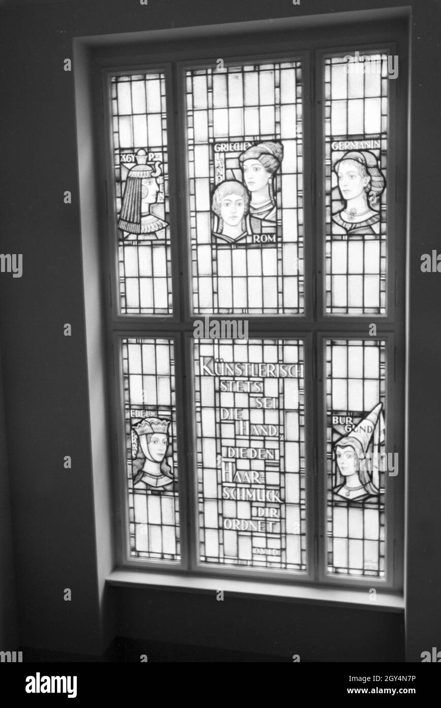 Fenster Dans Der Hall Im Haus Der Schonheit Das Frisuren Vom Alten Agypten Uber Turkei Und Rom Uber Die Germanen Bis Ins Mittelalter Zeigt Ein Zitat Von Dazu Ovide Deutschland 1930er Jahre