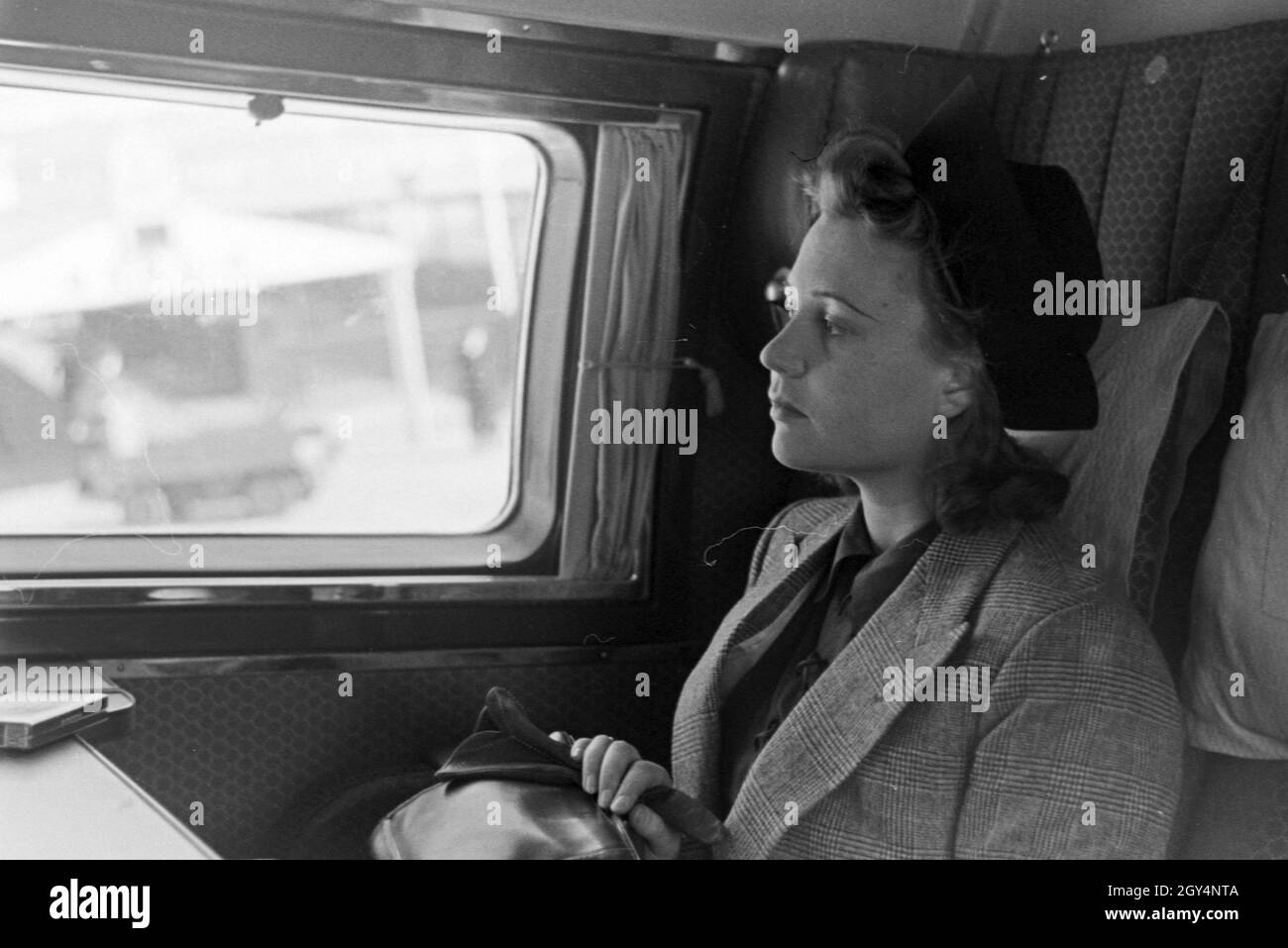 Eine Frau sitzt im Flugzeug und startet vom Flugplatz Tempelhof à Berlin, Deutschland 1930er Jahre. Une femme assise dans un avion, prêt à décoller de l'aéroport de Tempelhof de Berlin, Allemagne 1930. Banque D'Images