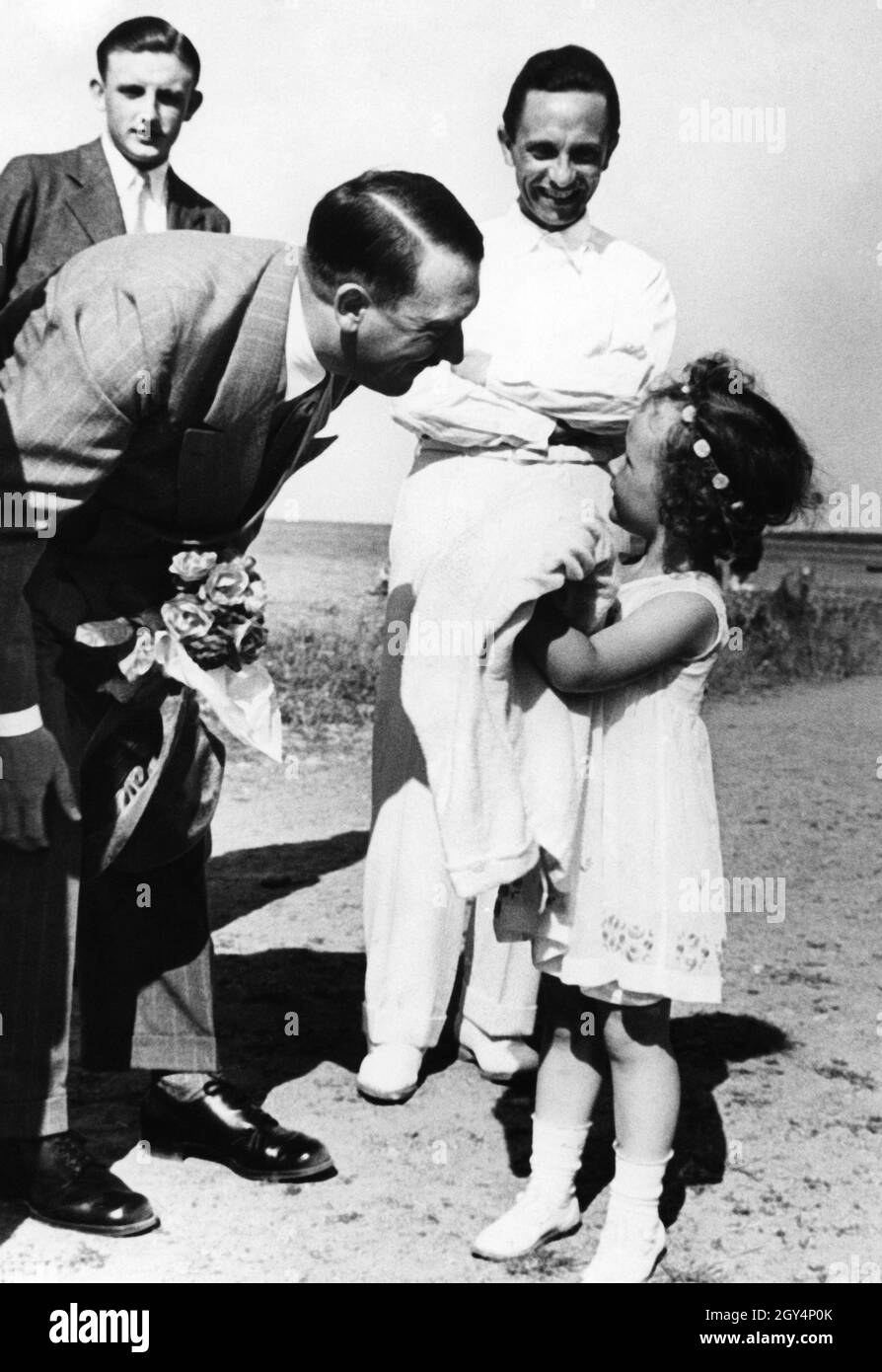 Adolf Hitler salue, en présence de son père Joseph, Helga Goebbels, l'aîné de six enfants du couple Goebbels.Peter Longerich, le biographe Hitler et Goebbels a décrit les Gooebbels comme la famille de substitution d'Hitler.Hitler a été appelé oncle Adolf par les enfants et Magda Goebbels a choisi de empoisonner les enfants après la fin du troisième Reich était certain et Hitler a également pris sa propre vie.[traduction automatique] Banque D'Images