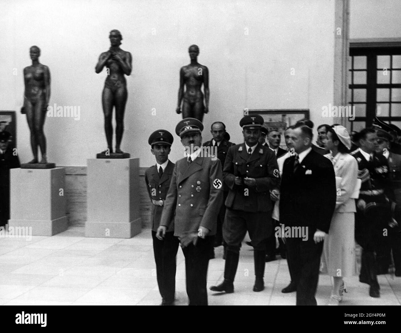 « Adolf Hitler lors d'une visite de la « Grande exposition d'art allemand 1938 » dans la Haus der Deutschen Kunst (aujourd'hui Haus der Kunst) accompagnée de Joseph Goebbels (à gauche).La dame en blanc est Gerdy Troost, avec l'adjudant Julius Schaub à sa droite.[traduction automatique]' Banque D'Images
