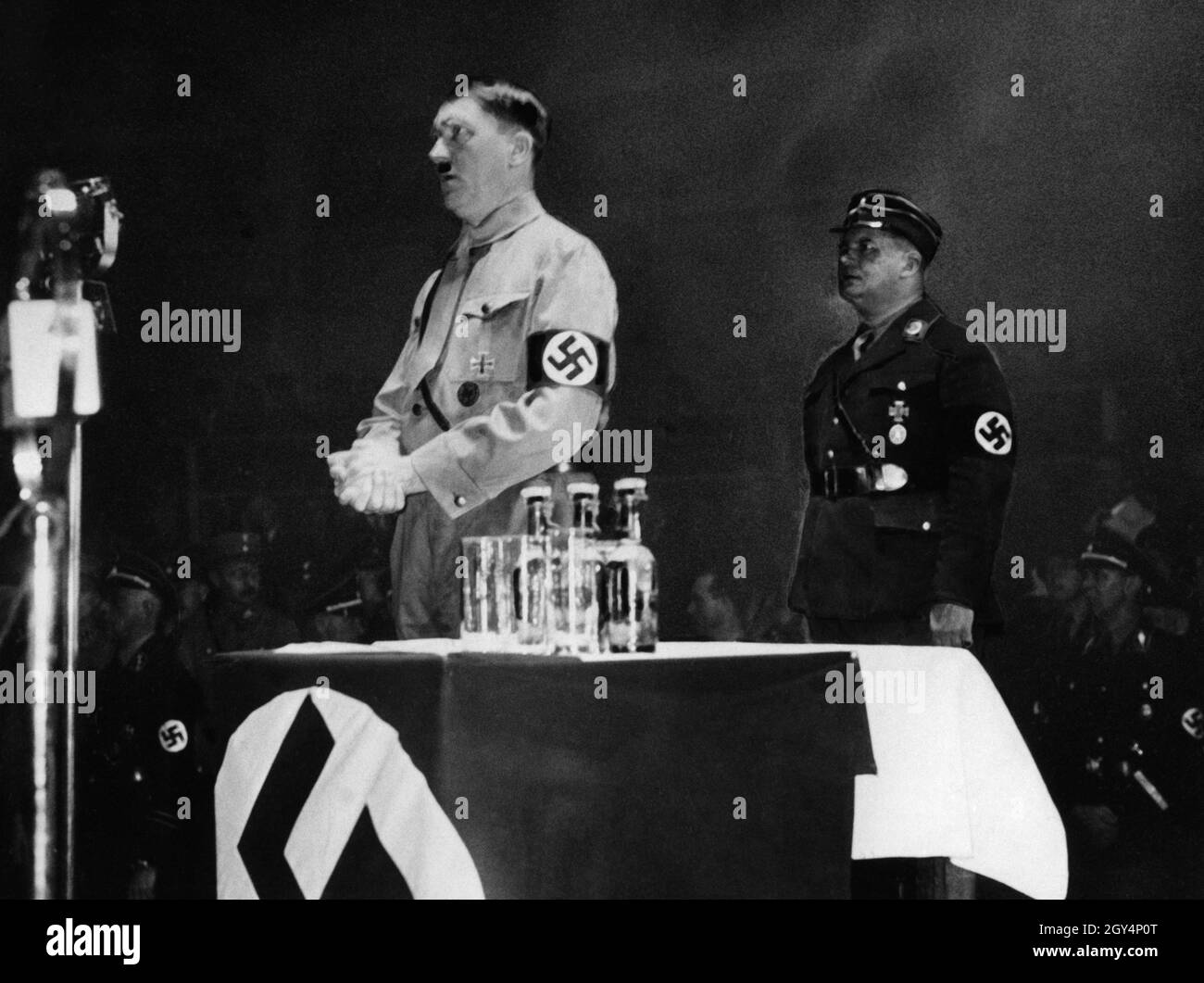 Ernst Röhm était l'un des amis moins de dizaines d'Adolf Hitler, dont la disposition homosexuelle, en outre, était connue depuis longtemps.Ici Hitler et Röhm sont vus ensemble dans le Sportpalast de Berlin.[traduction automatique] Banque D'Images