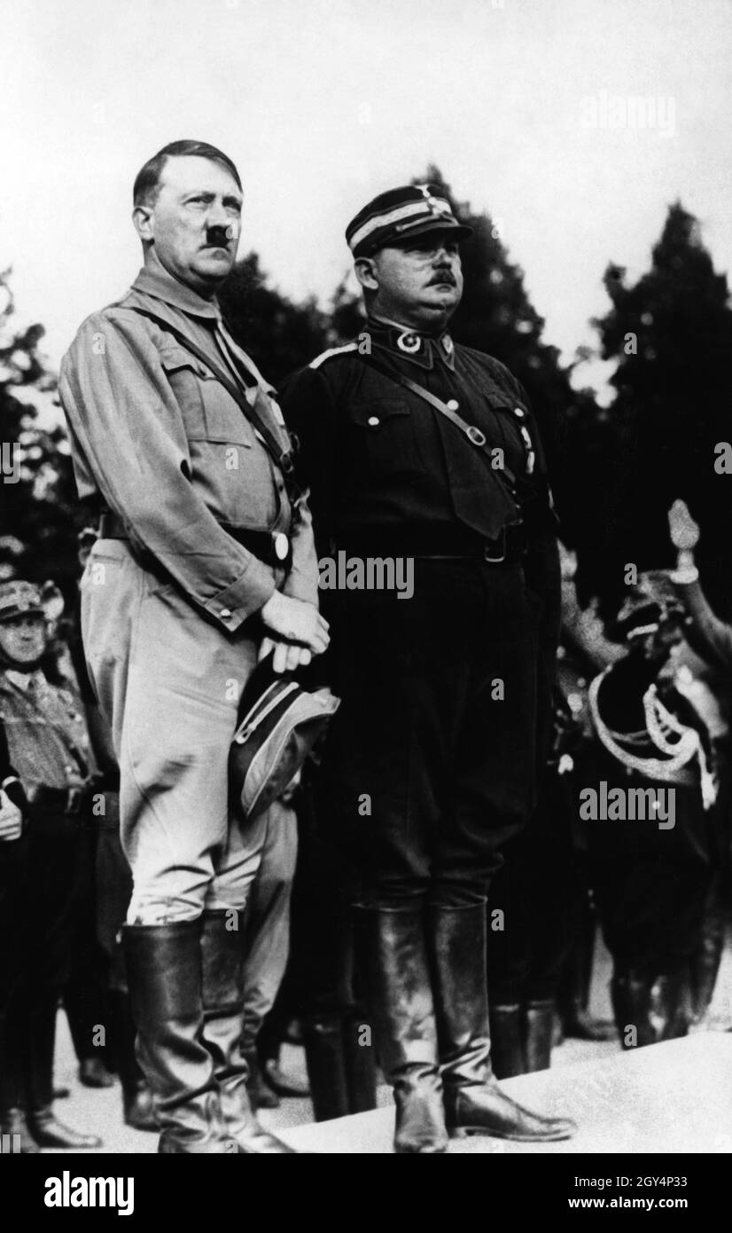 Hitler et le chef de cabinet de la sa, Ernst RÖHM, assistent à une marche de la sa.[traduction automatique] Banque D'Images