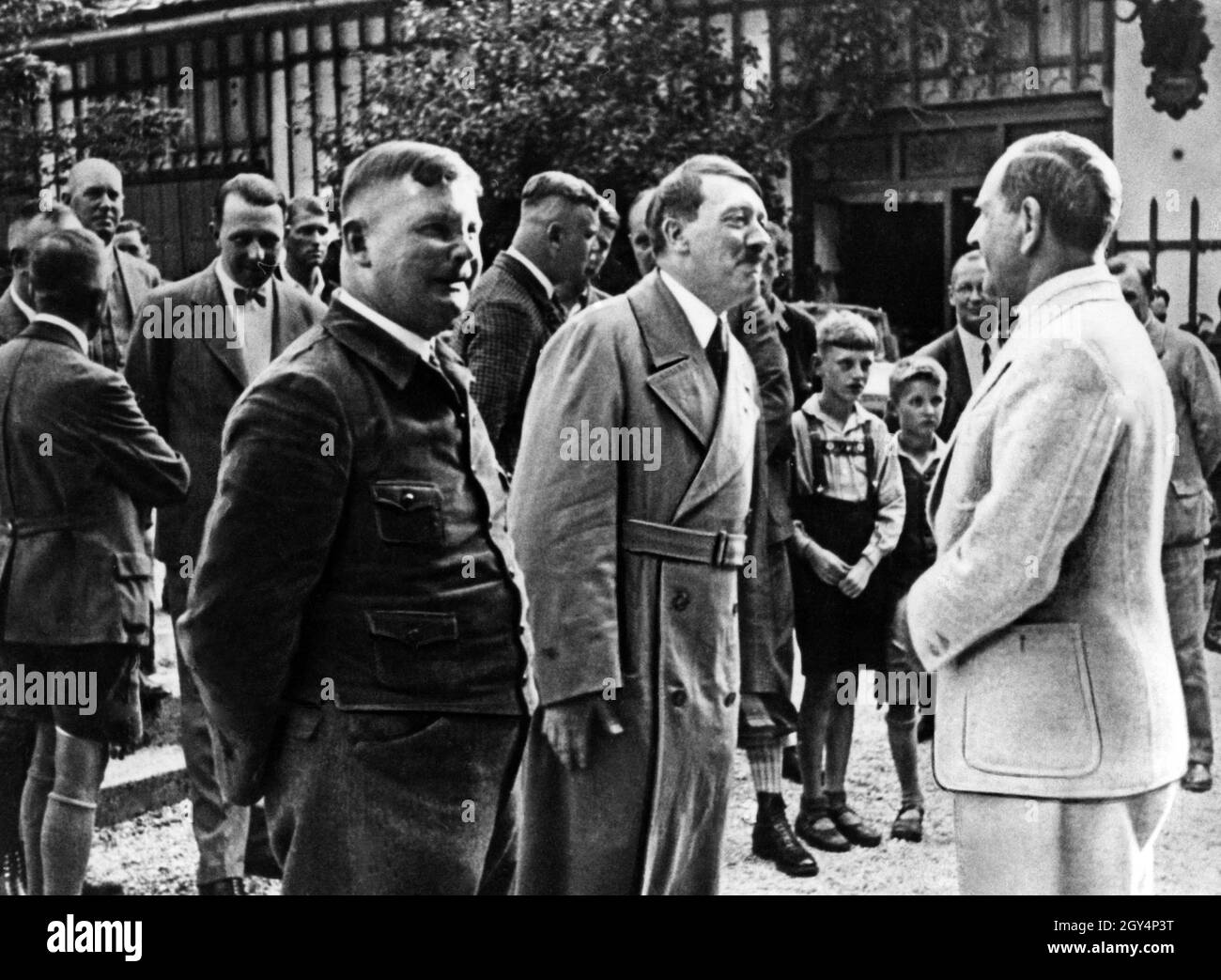 Adolf Hitler et Ernst Röhm dans Schornlehen, municipalité de Berchtesgaden, en conversation avec le premier gouverneur du NSDAP en Bavière, Ritter von EPP (à droite).[traduction automatique] Banque D'Images