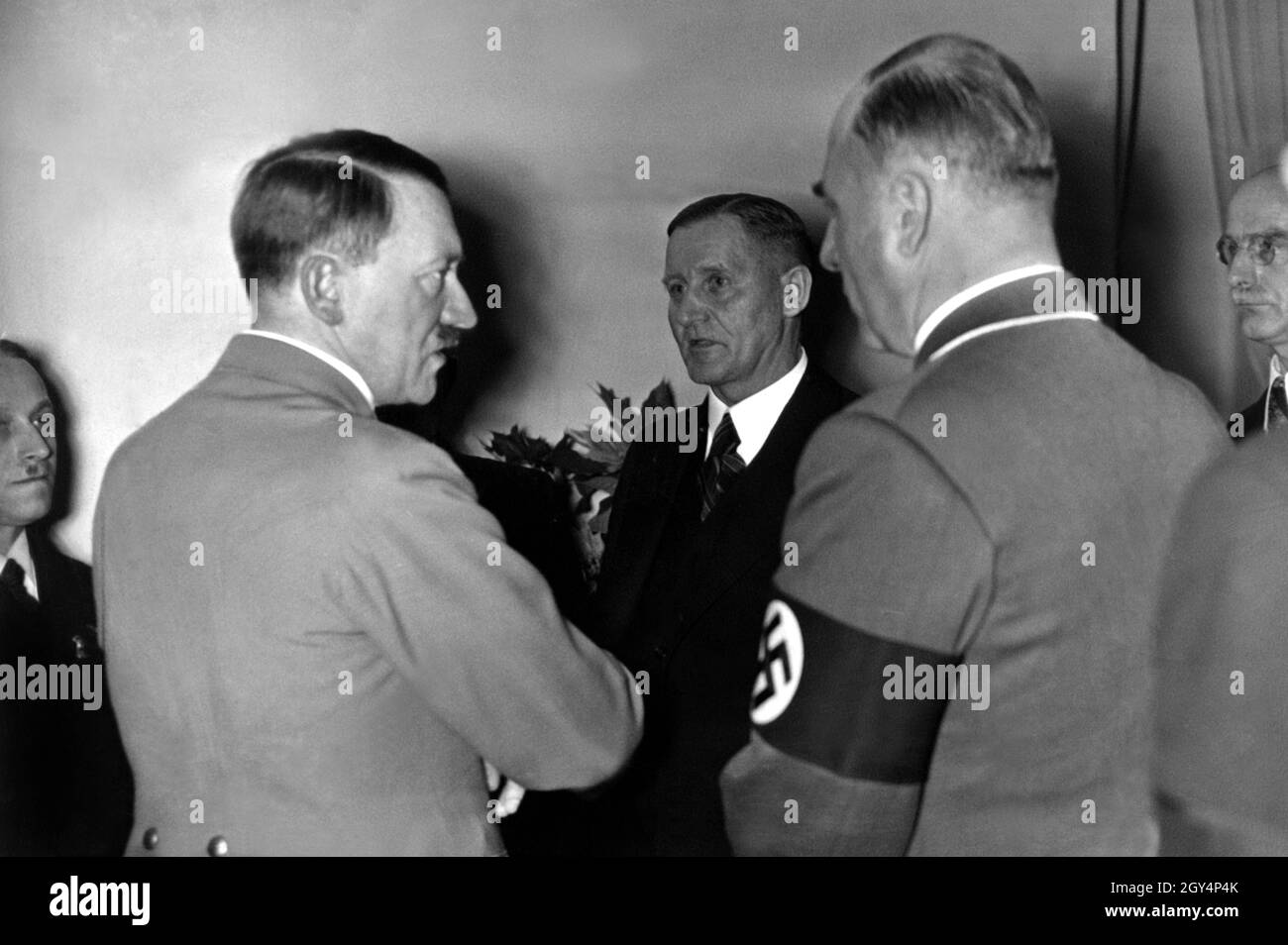 A l'occasion du 2000ème km achevé du Reichsautobahn, Hitler invite les responsables du projet mené par Fritz Todt.[traduction automatique] Banque D'Images