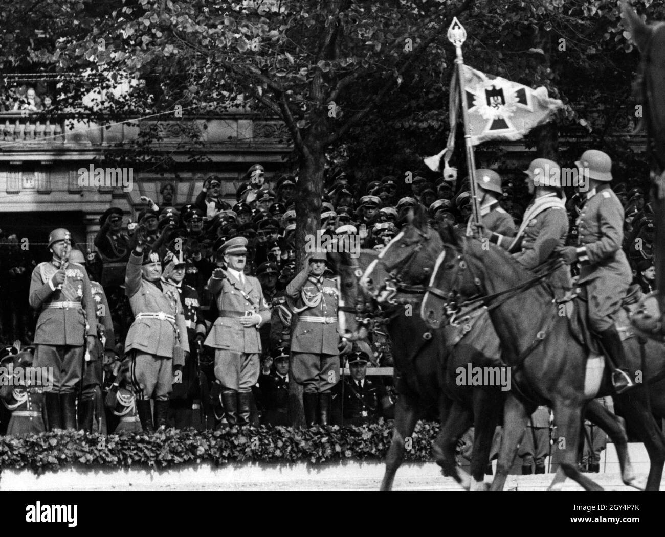 Hitler et Mussolini, ainsi que Werner von Blomberg, Hermann Göring, Erich Raeder et Werner von Fritsch, déposent un passé de marche des unités de cavalerie de la Wehrmacht.[traduction automatique] Banque D'Images
