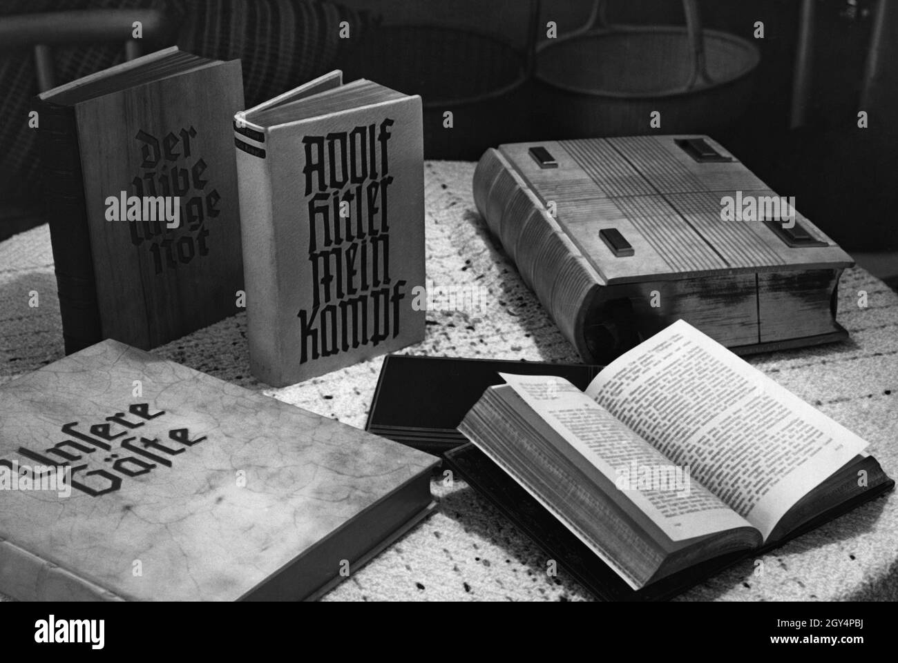 'Un spectacle spécial du Reichsinnung der Buchbindung présente l'art de leur artisanat au moyen de quelques classiques de l'époque.''nos invitéss'', ''la chanson des Nibelungs'' (dans une ancienne orthographe Der Nibelunge NOT), 'Mein Kampf' d'Adolf Hitler et d'autres.[traduction automatique]' Banque D'Images