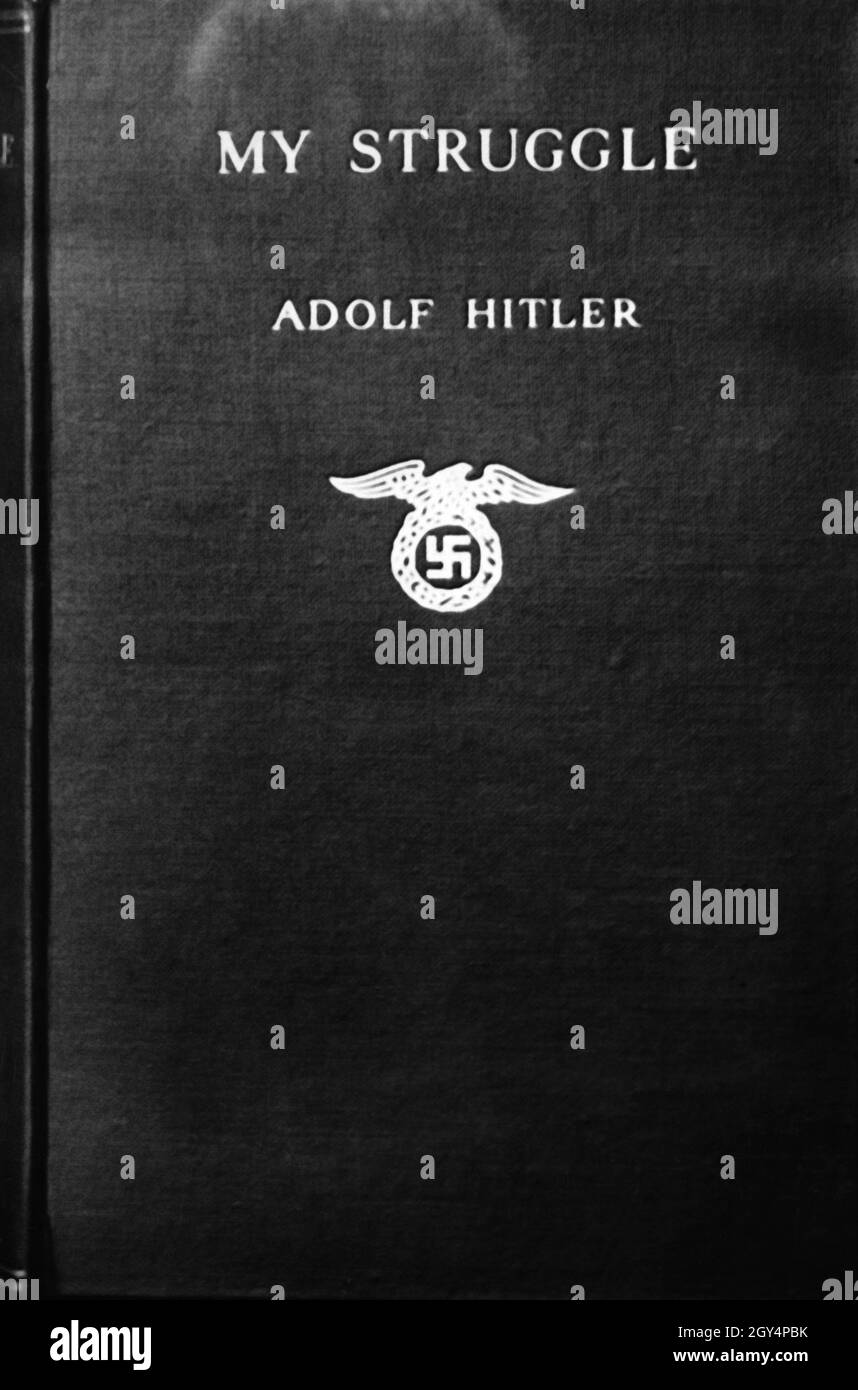 'L'œuvre idéologique d'Adolf Hitler 'Mein Kampf ici comme couverture de livre de la traduction anglaise intitulée 'Ma lutte'.[traduction automatique]' Banque D'Images