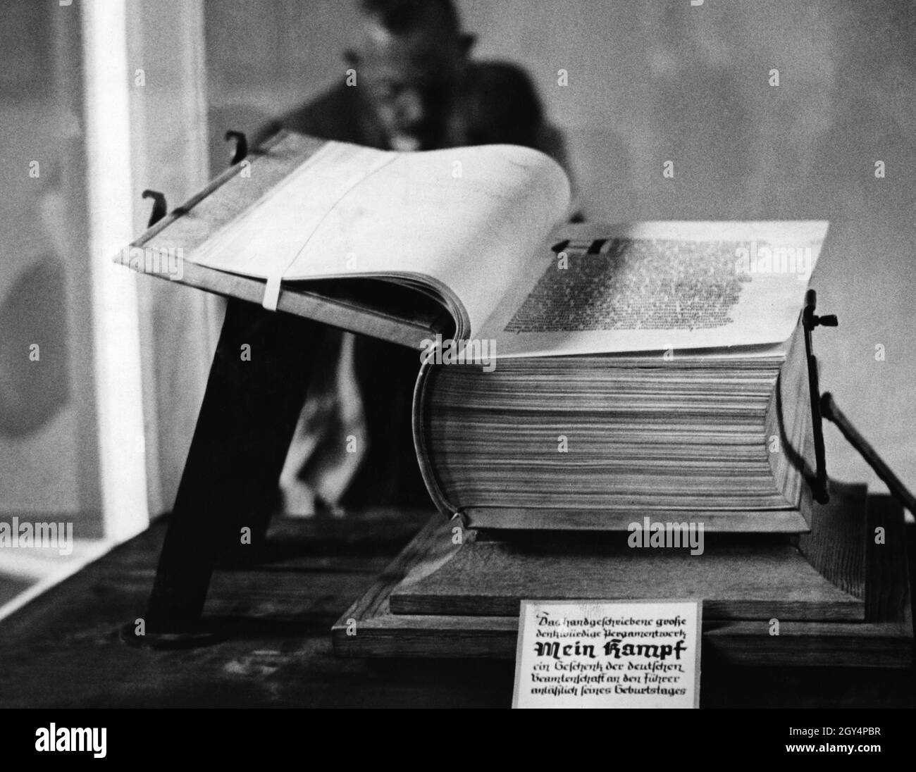 "La fonction publique allemande a donné à Adolf Hitler cette copie manuscrite de son œuvre idéologique 'Mein Kampf' pour son anniversaire en 1942.Le dévouement se lit comme suit: ''le travail manuscrit de parchemin mémorable Mein Kampf un cadeau de la fonction publique allemande au Führer à l'occasion de son anniversaire''.[traduction automatique]' Banque D'Images