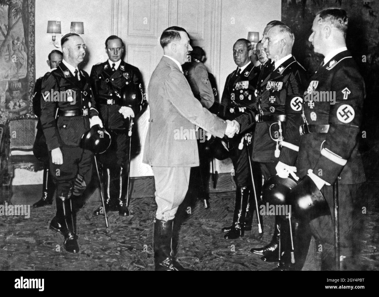 Heinrich Himmler et les officiers SS du rang Gruppenführer du corps SS Fuehrer félicitent Adolf Hitler pour son anniversaire.[traduction automatique] Banque D'Images