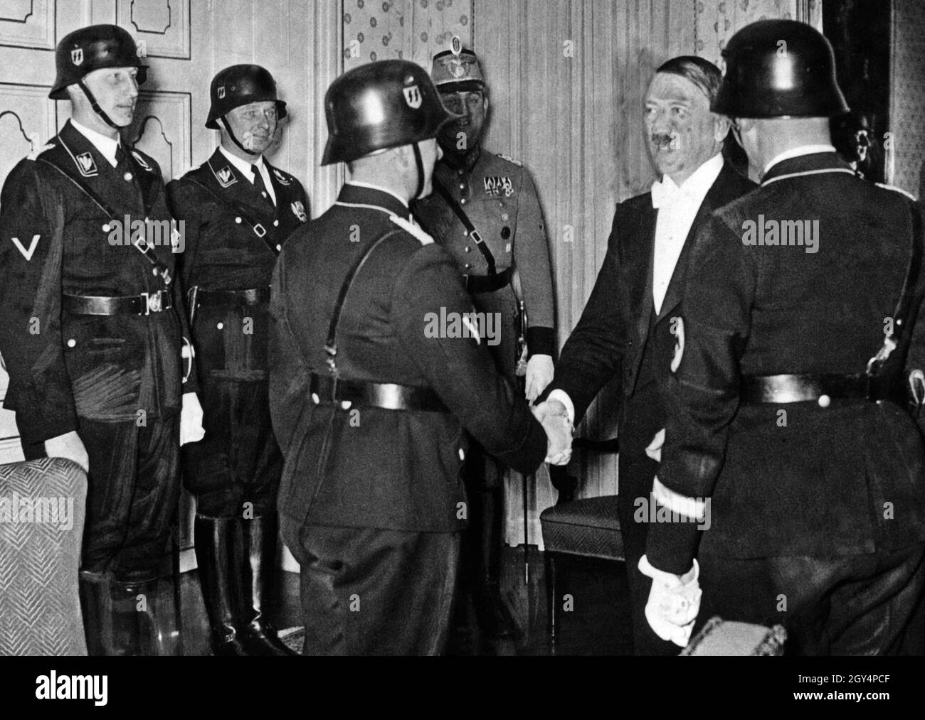 Les chefs de police rendent visite à Hitler à son anniversaire.Depuis la gauche : Reinhard Heydrich, Karl Wolff, Kurt Daliege.La main d'Hitler est secouée par August Heißmeier, avec Heinrich Himmler debout à côté de lui.[traduction automatique] Banque D'Images