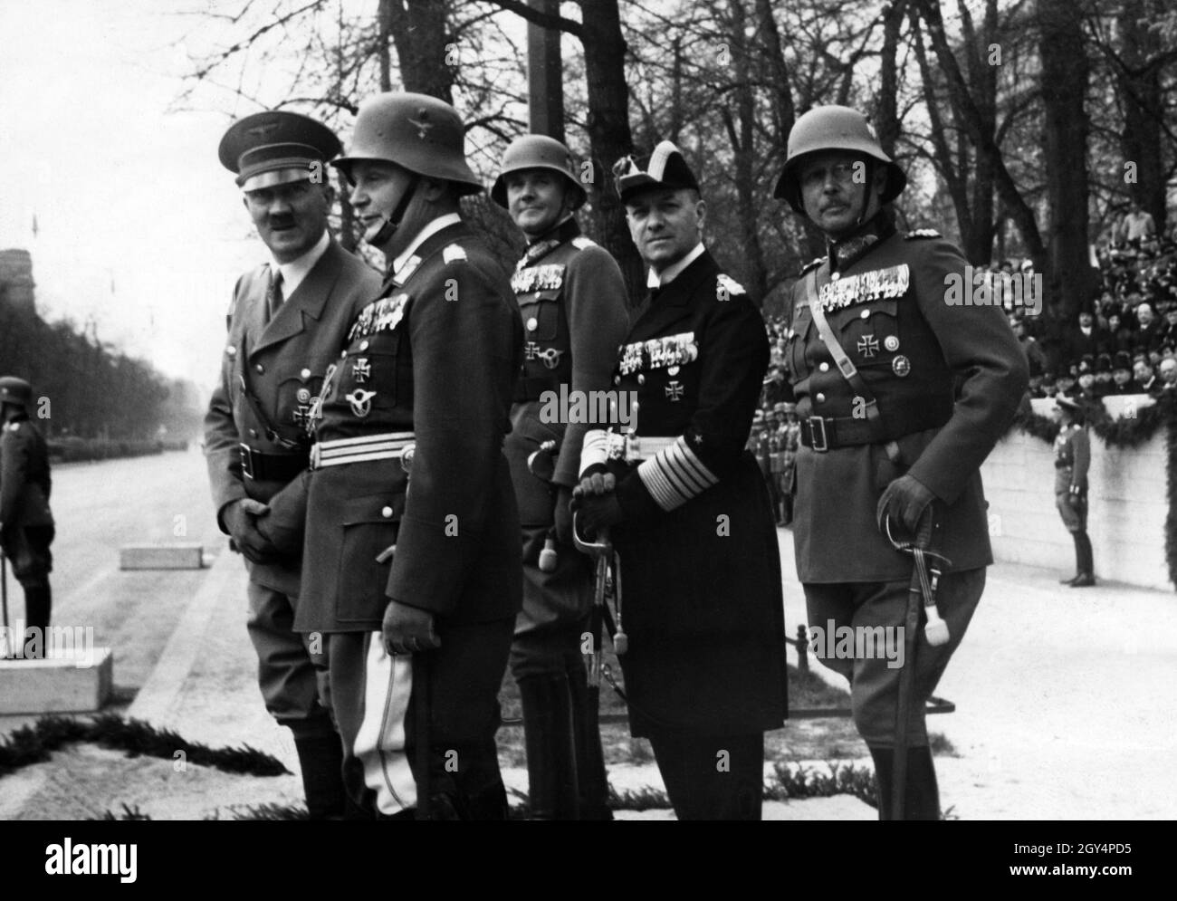 Hitler avec Hermann Göring, Werner von Blomberg, Erich Raeder et Werner von Fritsch défilent à l'occasion de l'anniversaire d'Hitler.Werner von Blomberg en tant que ministre de la guerre et Göring, Raeder et Fritsch en tant que chefs de l'armée de l'air, de la marine et de l'armée.Il manque un représentant de la SS, car à ce moment-là, elle n'était pas encore considérée comme égale à la Wehrmacht et n'a que lentement étendu son influence sous Himmler.[traduction automatique] Banque D'Images