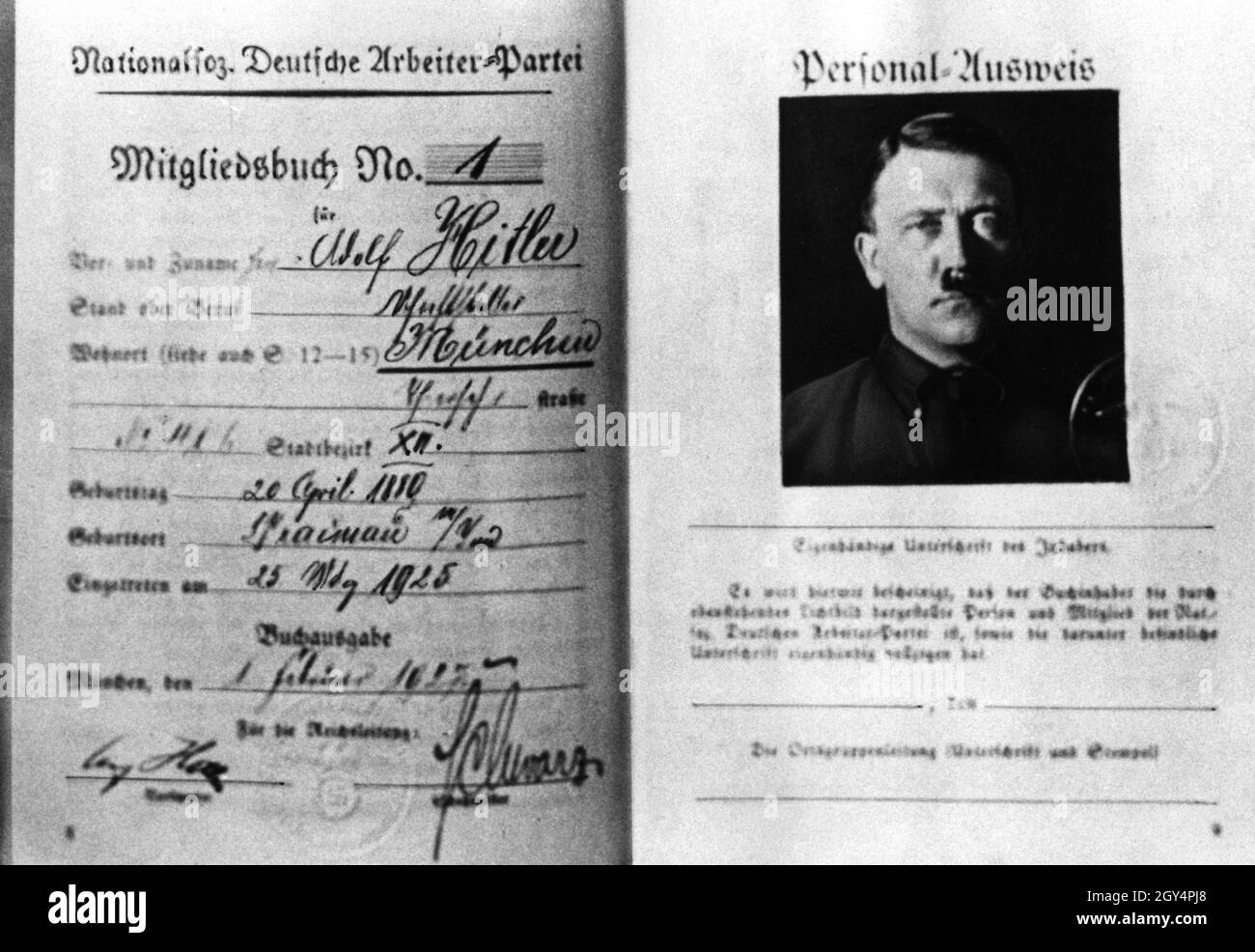 Carte d'identité NSDAP d'Hitler avec le numéro d'adhésion 1.[traduction  automatique] Photo Stock - Alamy