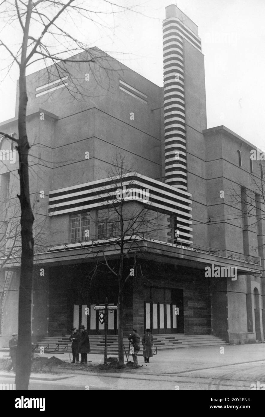 Le 26 janvier 1928, le Titania-Palast, un cinéma moderne à l'époque, a été ouvert dans la Schloßstraße, à l'angle de Gutsmuthsstraße à Berlin-Steglitz.Le bâtiment de 2000 places est doté d'une tour lumineuse de 37 mètres de haut avec 160000 bougies.Sur la photo, des préparatifs finaux sont en cours pour la cérémonie d'ouverture officielle.[traduction automatique] Banque D'Images