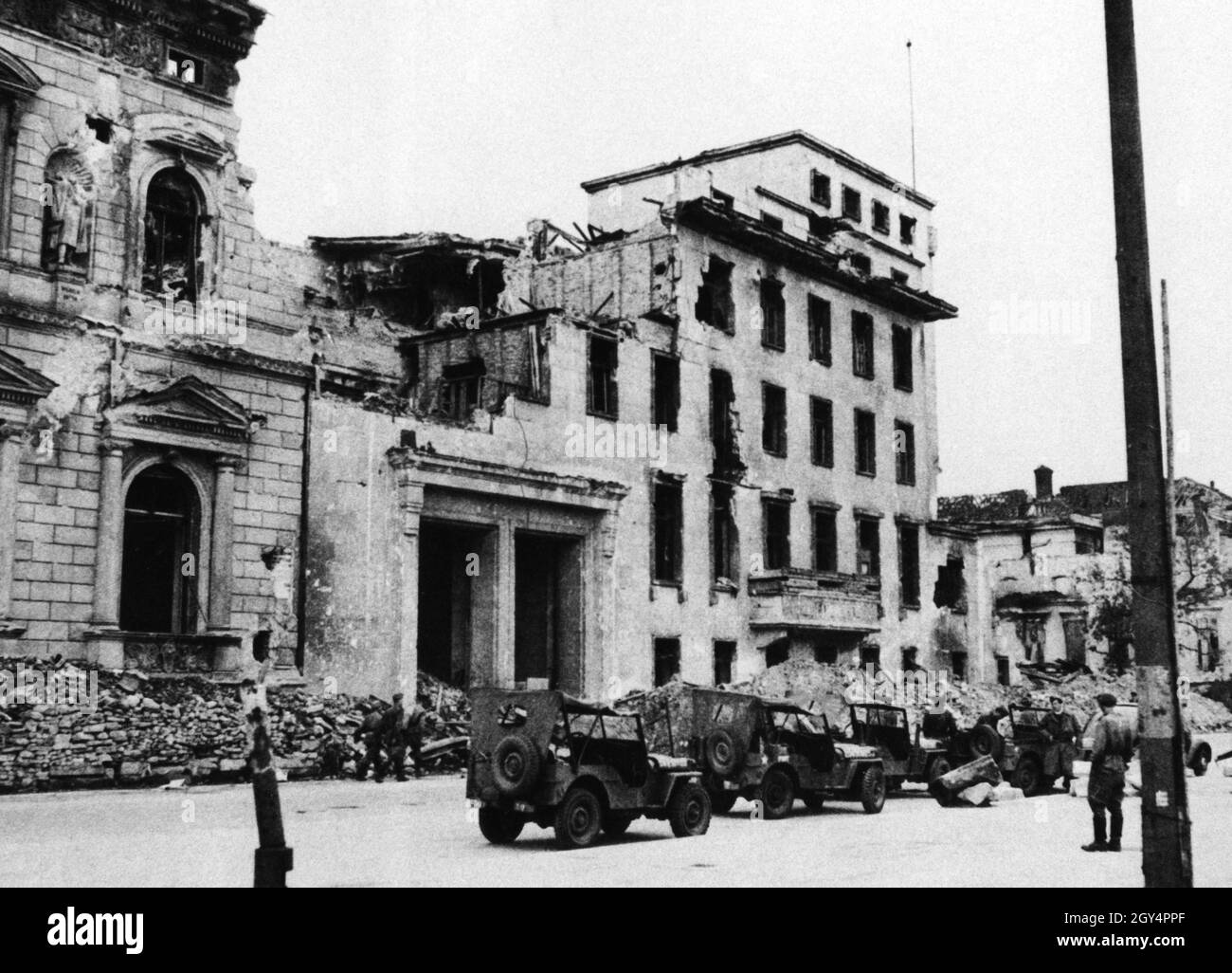 Le palais historique de Radziwill, de 1930 Chancellerie de Reich, a été lourdement endommagé par les bombardements alliés.Devant lui quelques Willys Jeeps de la puissance occupante des États-Unis, qui ont occupé leur secteur à cette époque.[traduction automatique] Banque D'Images