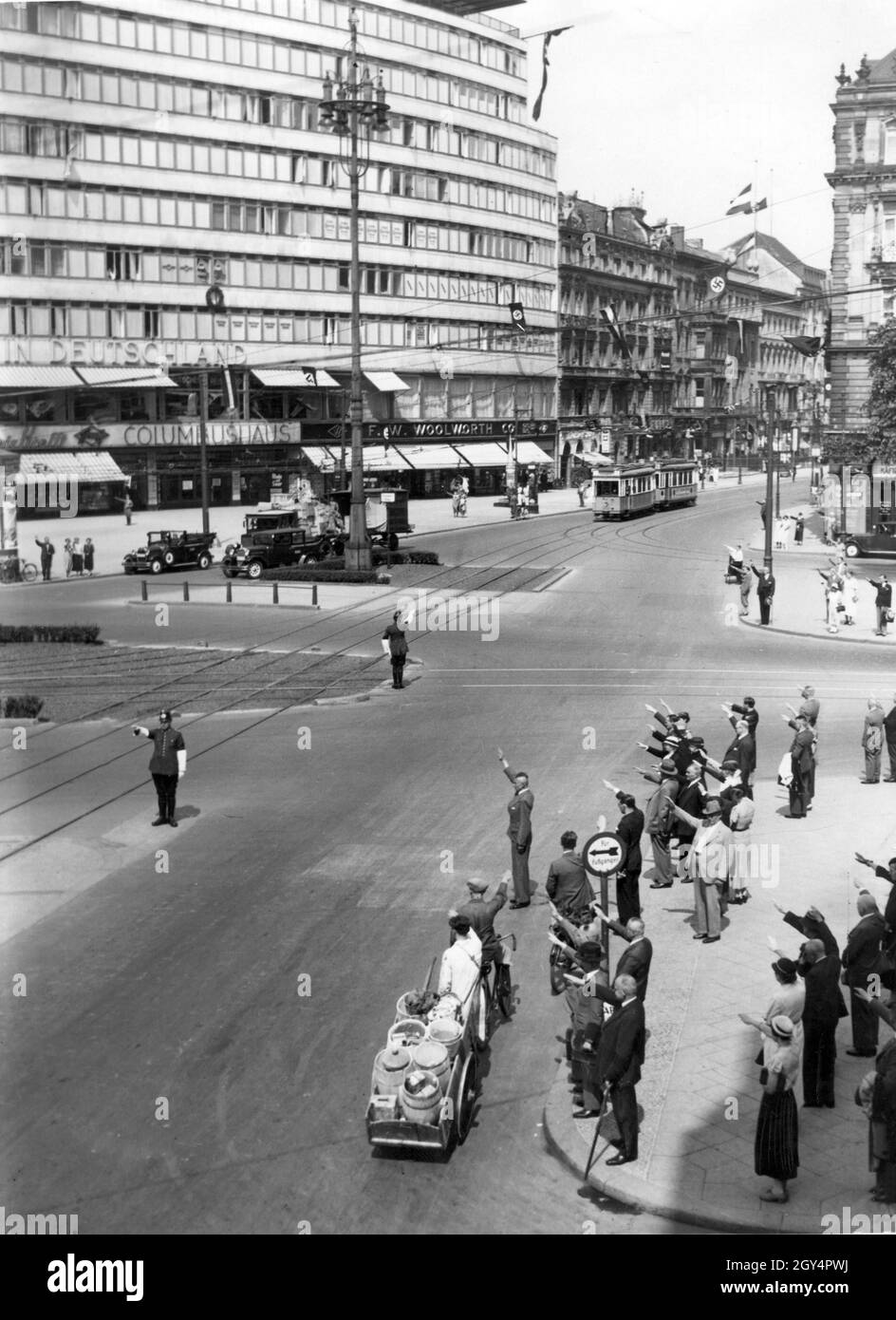 Sur la Potsdamer Platz très animée de Berlin, la circulation routière et les passants s'interrompront pour un moment de silence, saluant Hitler, pour commémorer l'enterrement de Paul von Hindenburg au Mémorial de Tannenberg, qui a eu lieu en même temps.Sur la gauche, Columbus House, qui abrite une succursale de la F. W. Woolworth Co. [Traduction automatique] Banque D'Images