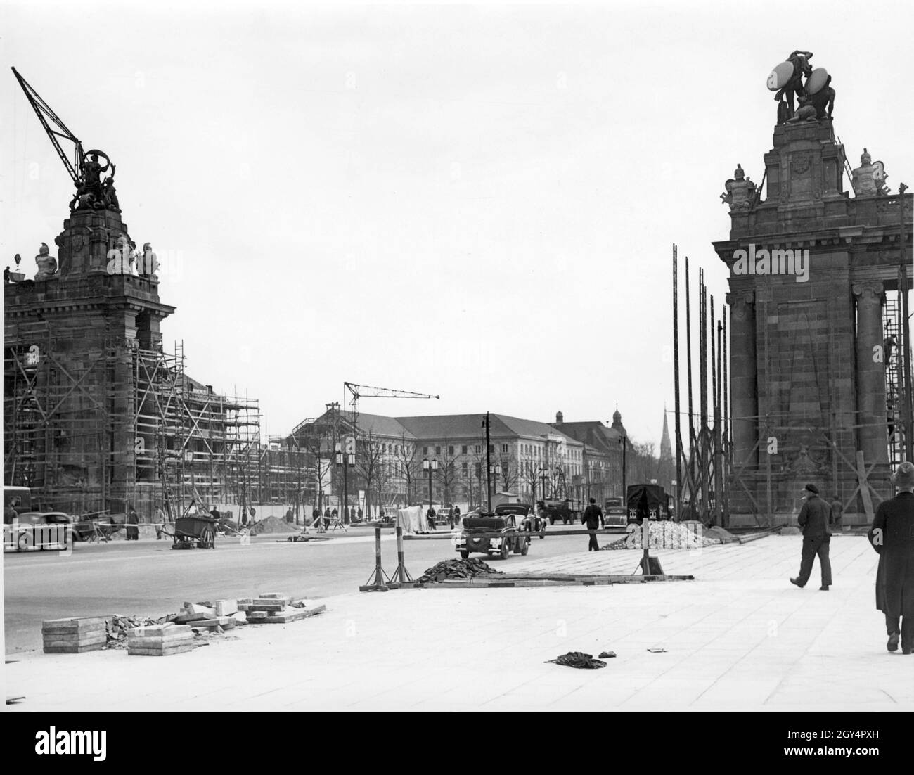 À la porte de Charlottenburg, des préparatifs ont été faits pour le défilé d'anniversaire d'Adolf Hitler le long de l'axe est-Ouest (aujourd'hui : Straße des 17.Juni) à Berlin-Charlottenburg.Au milieu de la photo, vous pouvez voir le nouveau bâtiment du Deutscher Gemeindetag (aujourd'hui: Ernst-Reuter-Haus).Le clocher du Kaiser-Friedrich-Gedächtniskirche est visible en arrière-plan à droite.La photo a été prise le 15 avril 1939.[traduction automatique] Banque D'Images