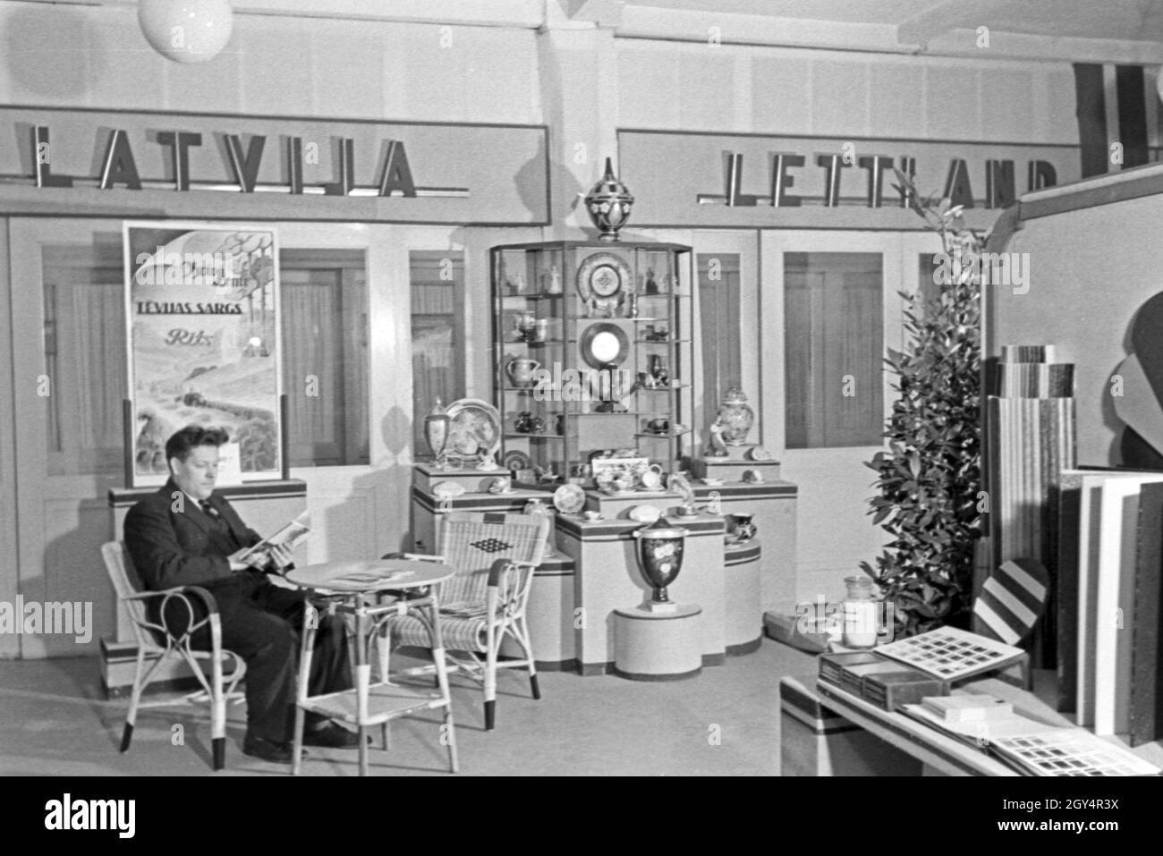 Am Messestand von Lettland auf der Messe Leipzig, Deutschland 1940 er Jahre. Sur le stand de la Lettonie lors du salon de Leipzig, Allemagne 1940. Banque D'Images