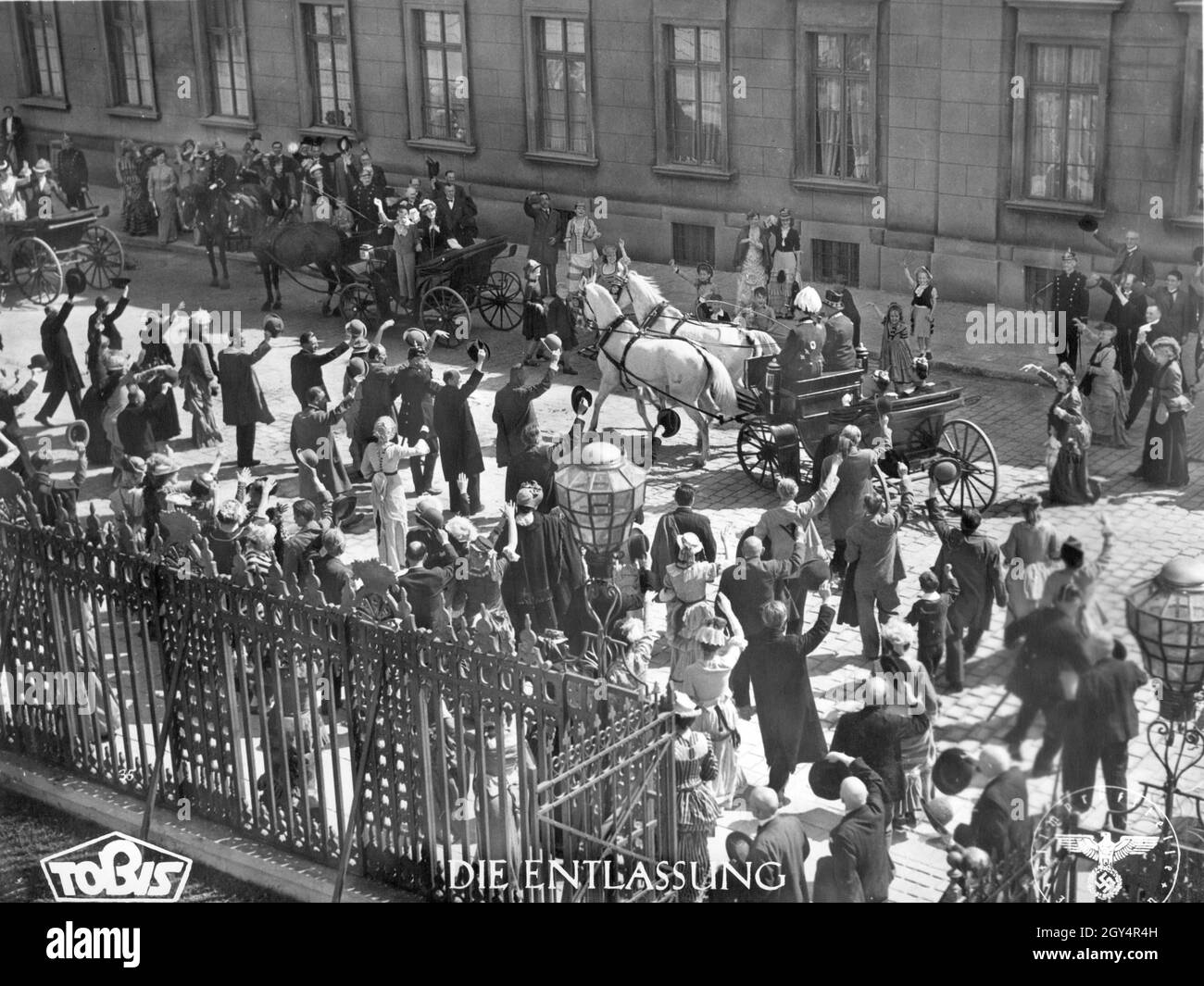 'En 1942, Wilhelmstraße à Berlin-Mitte a été recréée dans les studios UFA à Babelsberg (alors:Neubabelsberg) pour le tournage du film d'histoire nazi ''Die Entlassung' (le licenciement), comme la vraie Wilhelmstraße avait déjà été marqué par de nombreuses raids aériens alliés à Berlin et ne pouvait plus être utilisé pour des prises de vue historiques extérieures.Dans la calèche au milieu de l'image sont les acteurs Werner Hinz et Herbert Hübner dans leurs rôles comme Kaiser Wilhelm II et général Adjutant Wilhelm von Hahnke, respectivement.Le joint de la Filmprüfstelle est visible sur le plan (à droite).[automatisé Banque D'Images