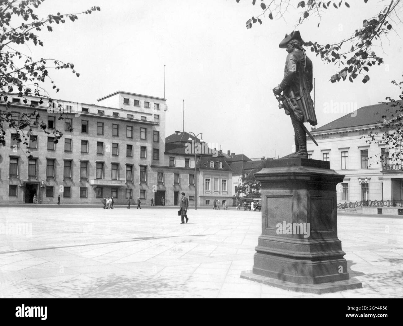 La photo montre Wilhelmplatz à Berlin-Mitte le 24 juillet 1936, où se dresse la statue de bronze du prince Léopold I d'Anhalt-Dessau.La Chancellerie du Nouveau et du Vieux Reich (à gauche) et le Palais de l'ordre (à droite) se trouvent sur Wilhelmstraße.[traduction automatique] Banque D'Images