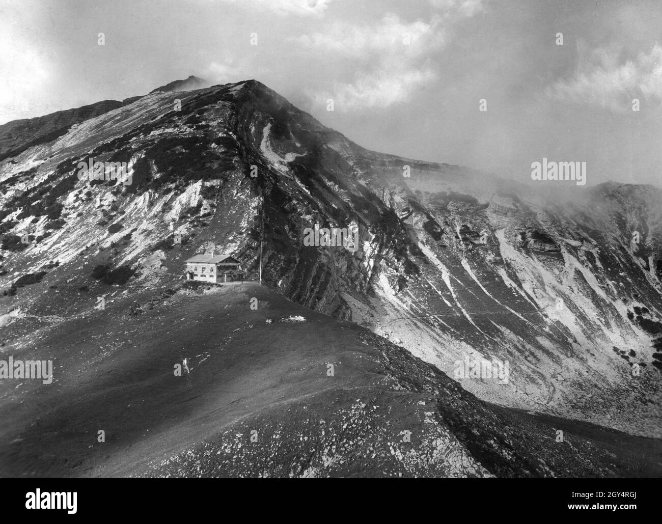 Vue du sud-est sur le Tölzer Hütte, construit en 1922, dans le Karwendel, côté autrichien.En arrière-plan, le sommet du Schafreuter est entouré de nuages.Photo non datée, probablement prise autour de 1925.[traduction automatique] Banque D'Images