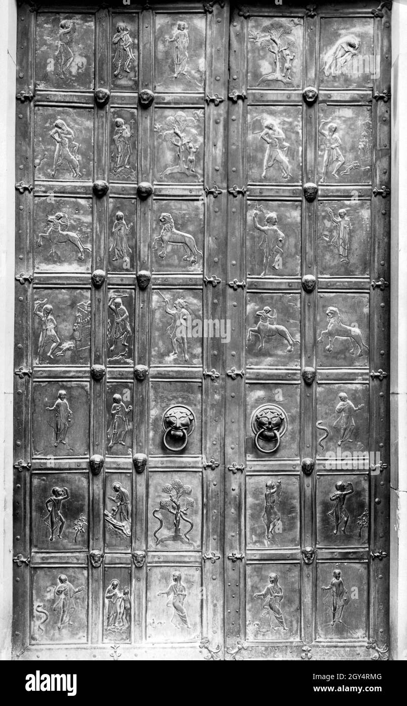 La photo montre la porte romane en bronze de la cathédrale d'Augsbourg avec  ses représentations figurales en 1931.[traduction automatique] Photo Stock  - Alamy